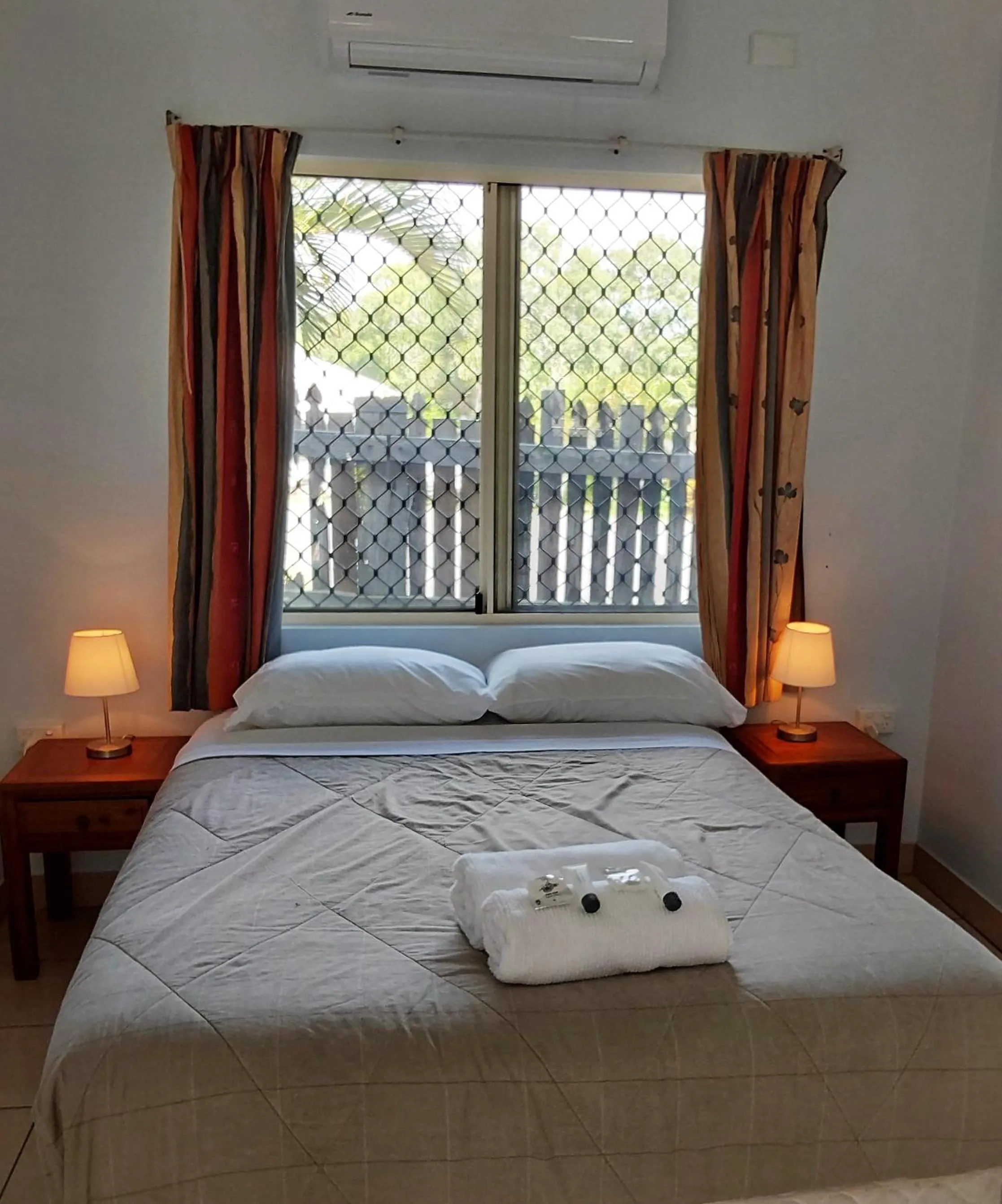 Property building, Bed in Cooktown Motel