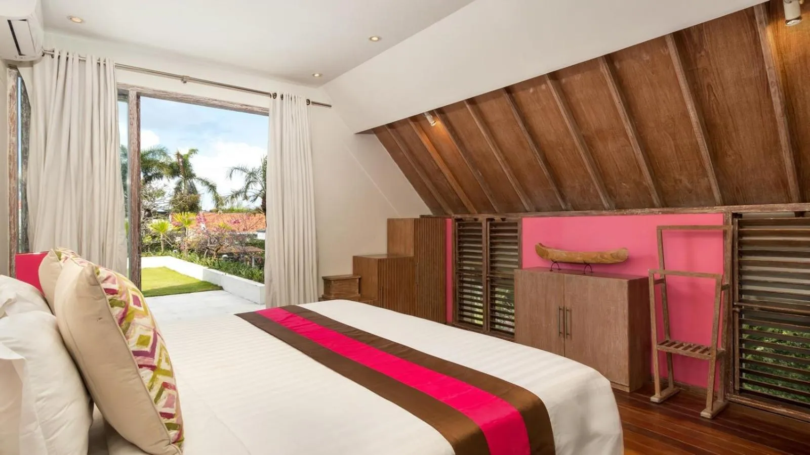 Shower, Bed in Casa Mateo Villa