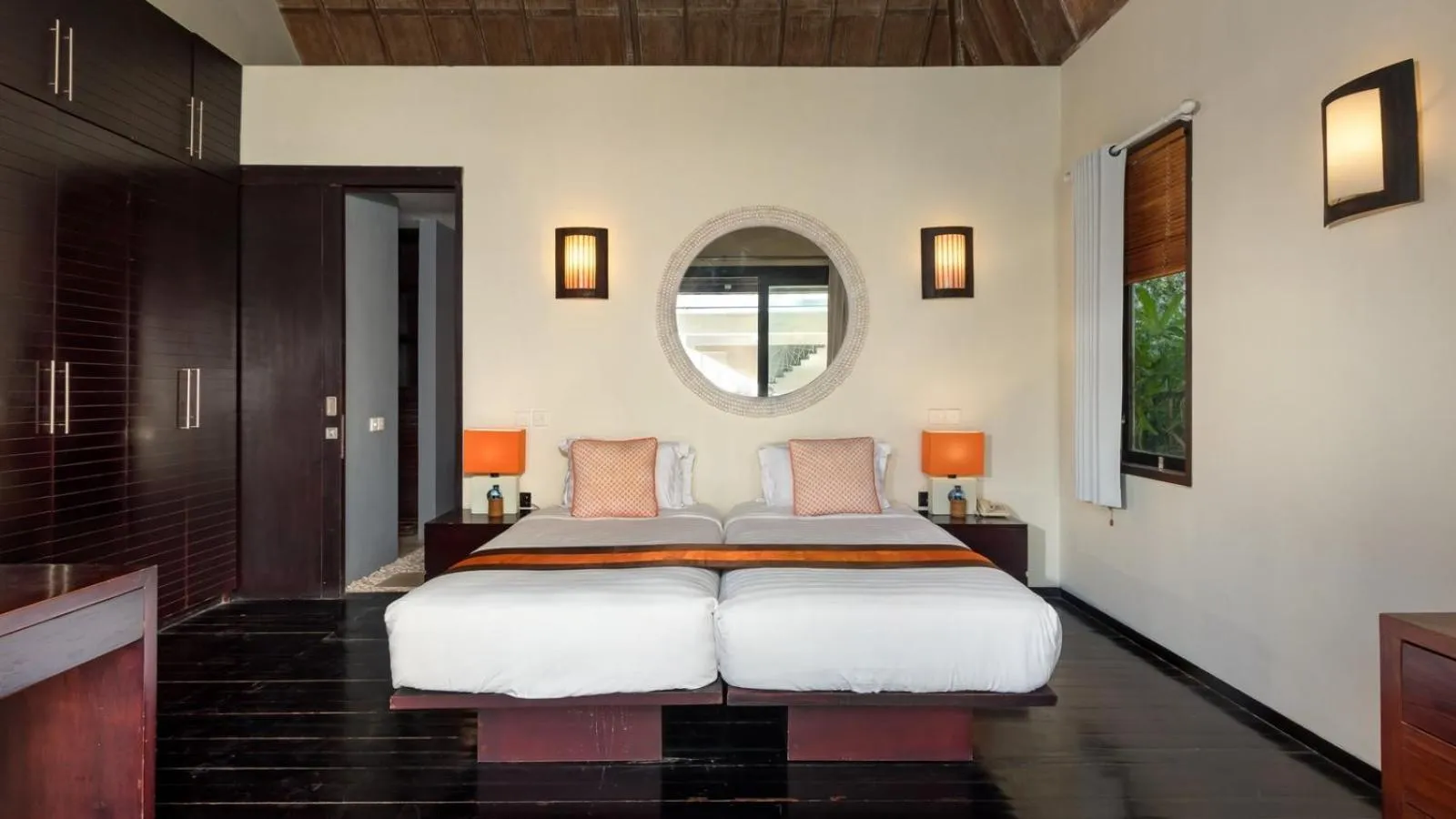 Shower, Bed in Casa Mateo Villa