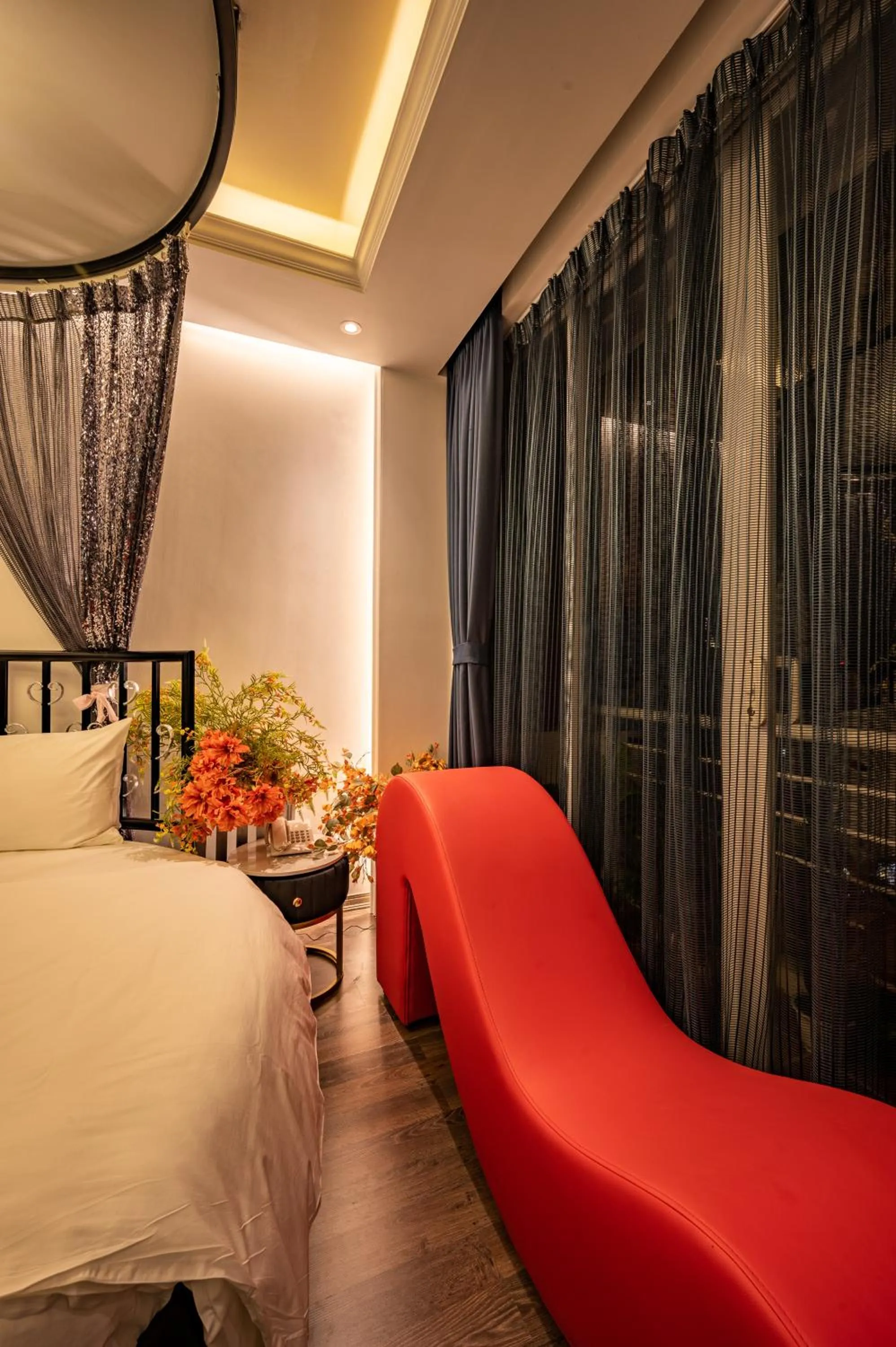 Seating area, Bed in Mai Hotel