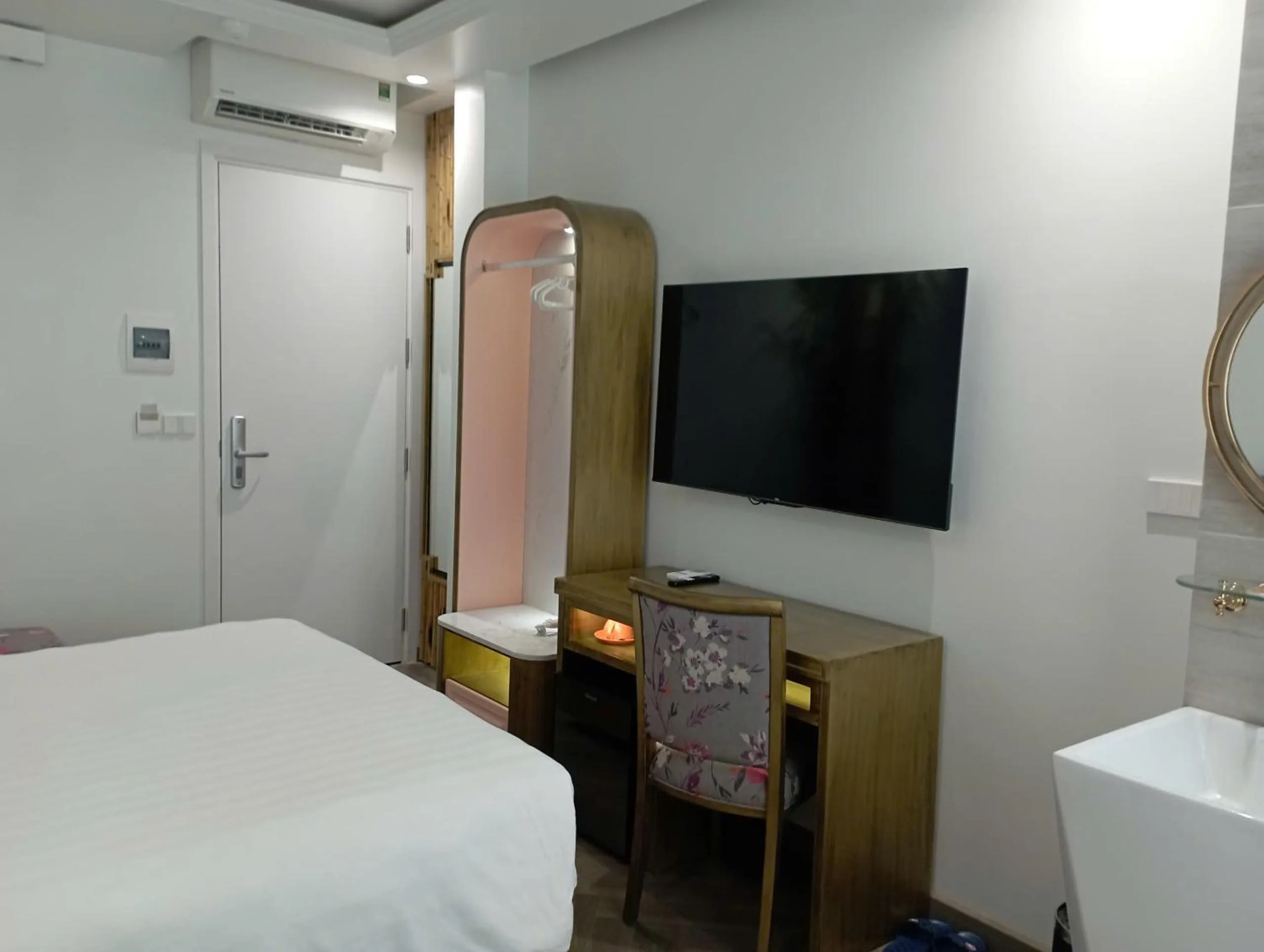 TV and multimedia, Bed in Mai Hotel