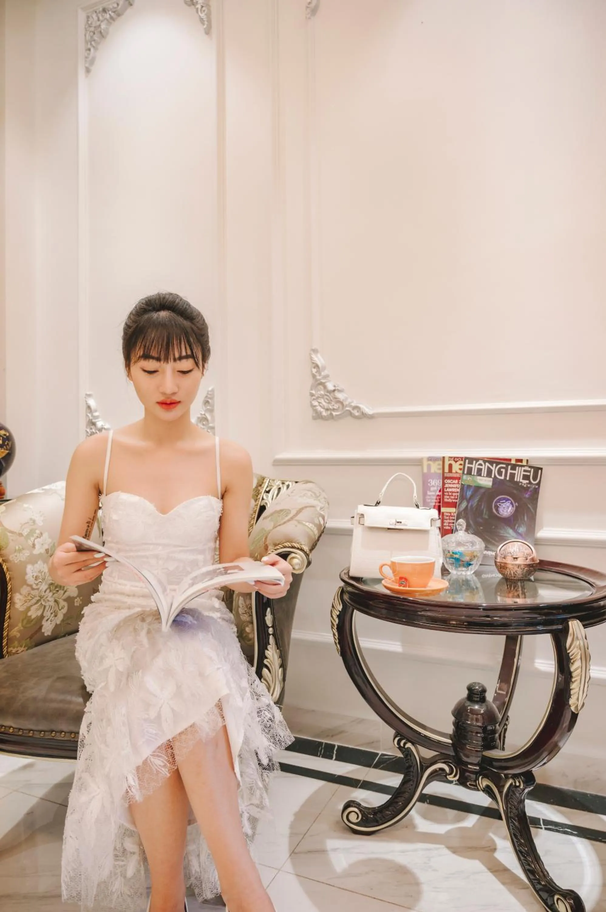 Communal lounge/ TV room in Mai Hotel