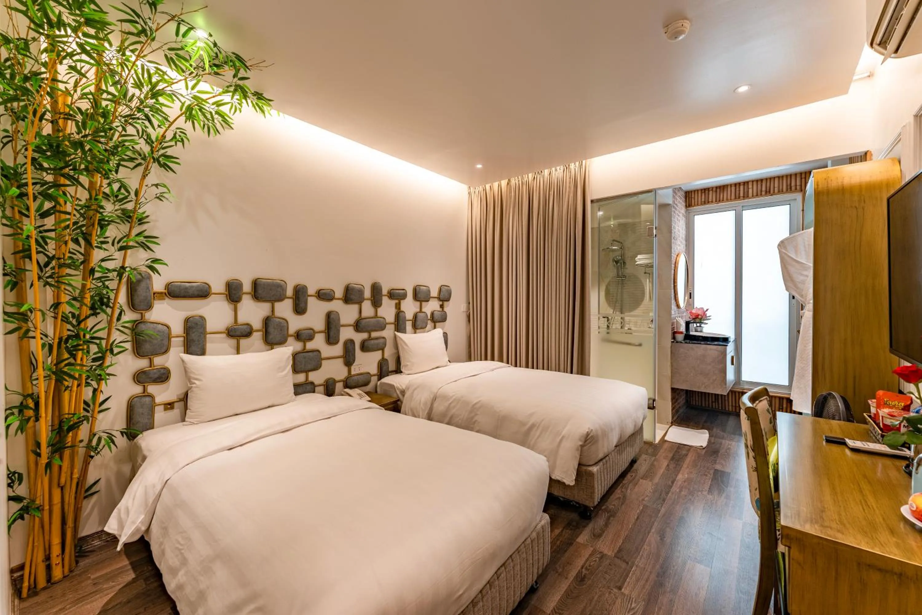 Living room, Bed in Mai Hotel