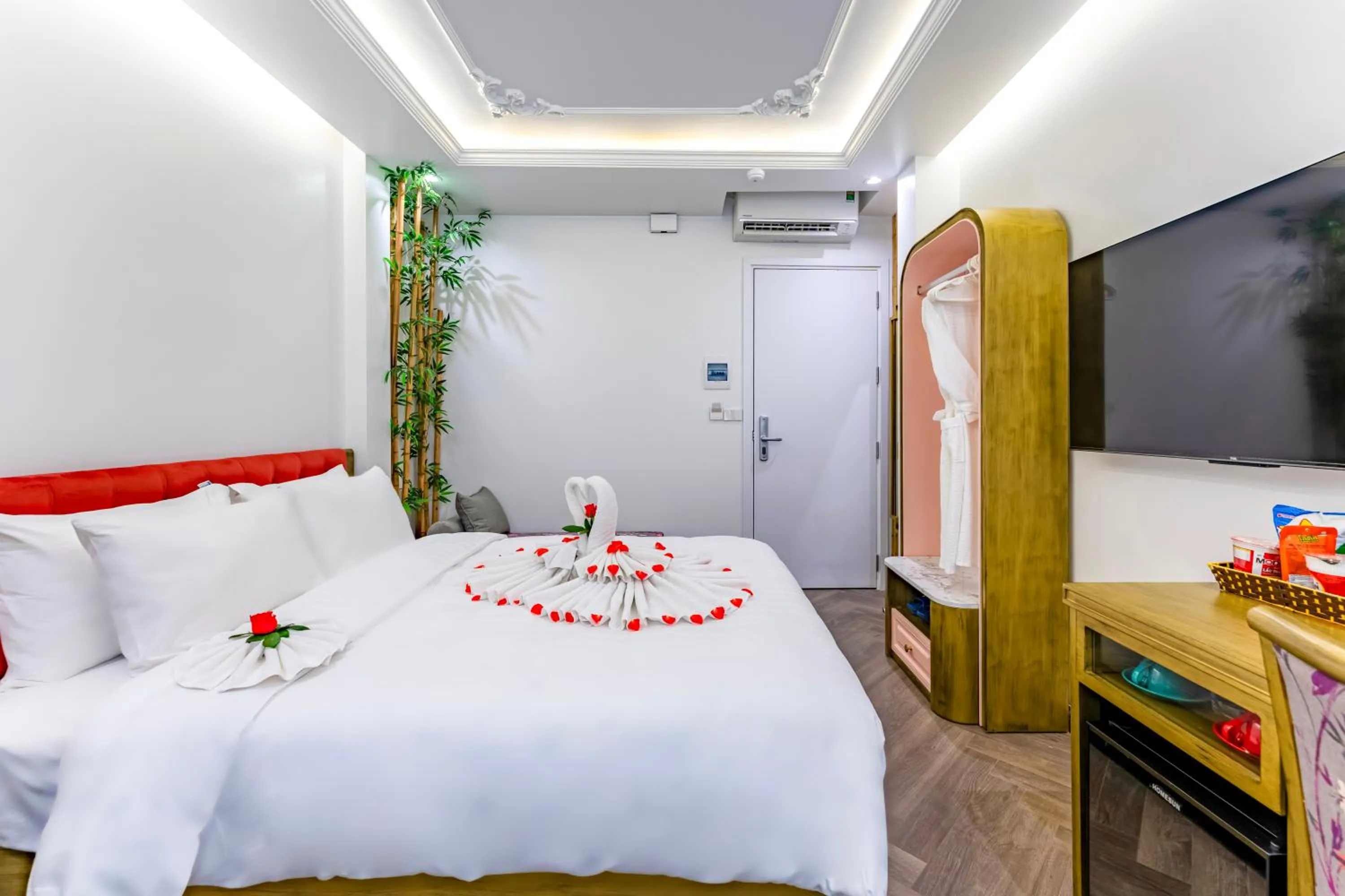 Communal lounge/ TV room, Bed in Mai Hotel