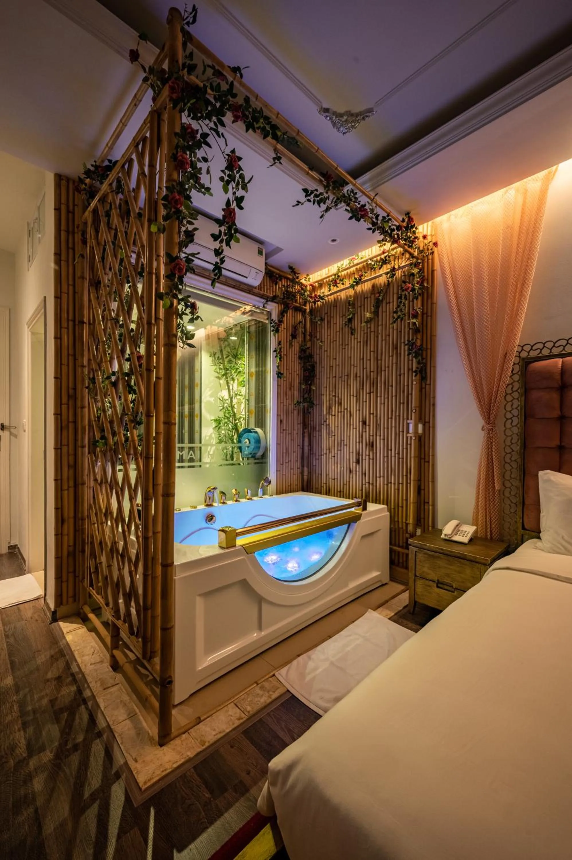 Bath, Bed in Mai Hotel