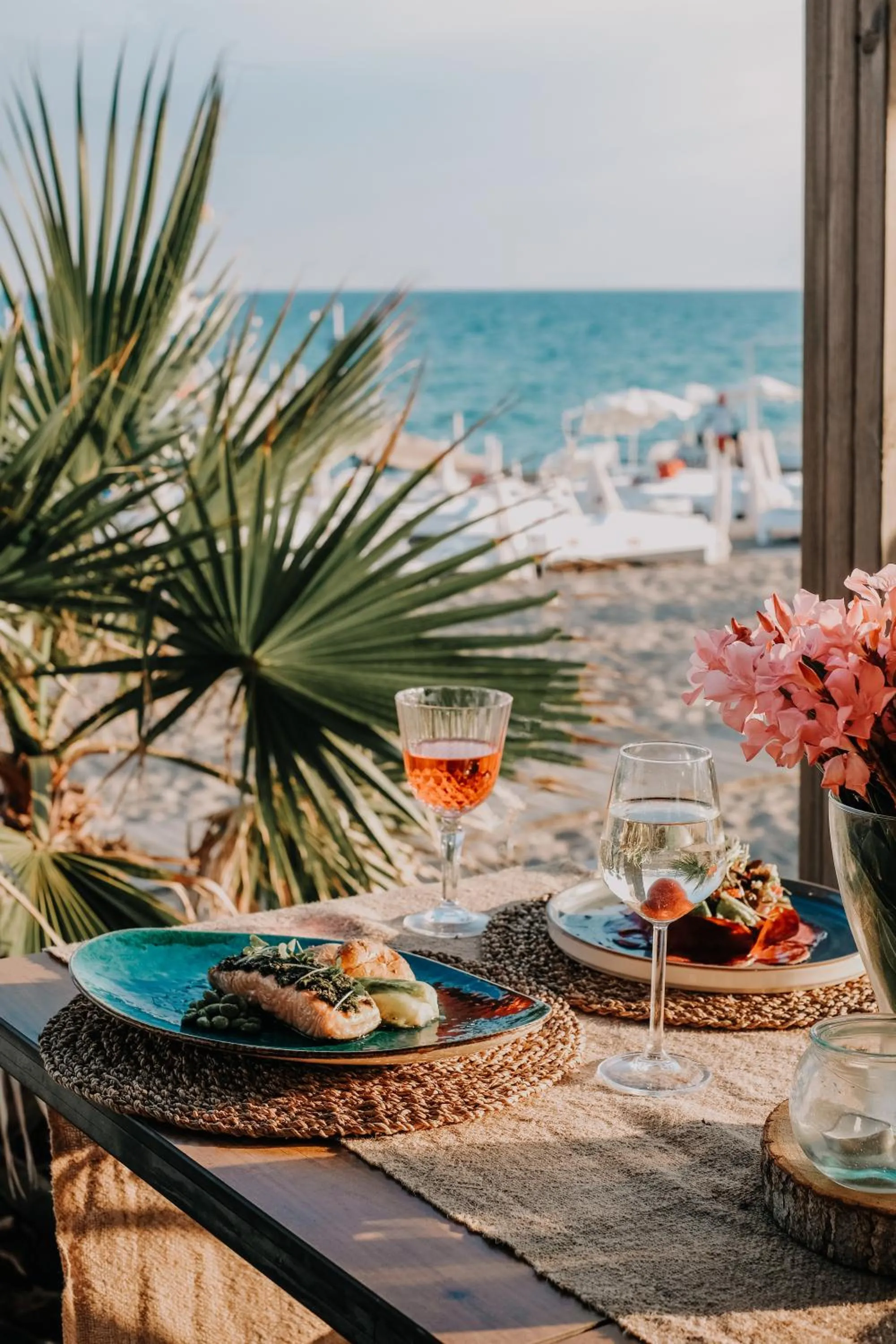 Restaurant/places to eat in RAW BEACH HOTEL