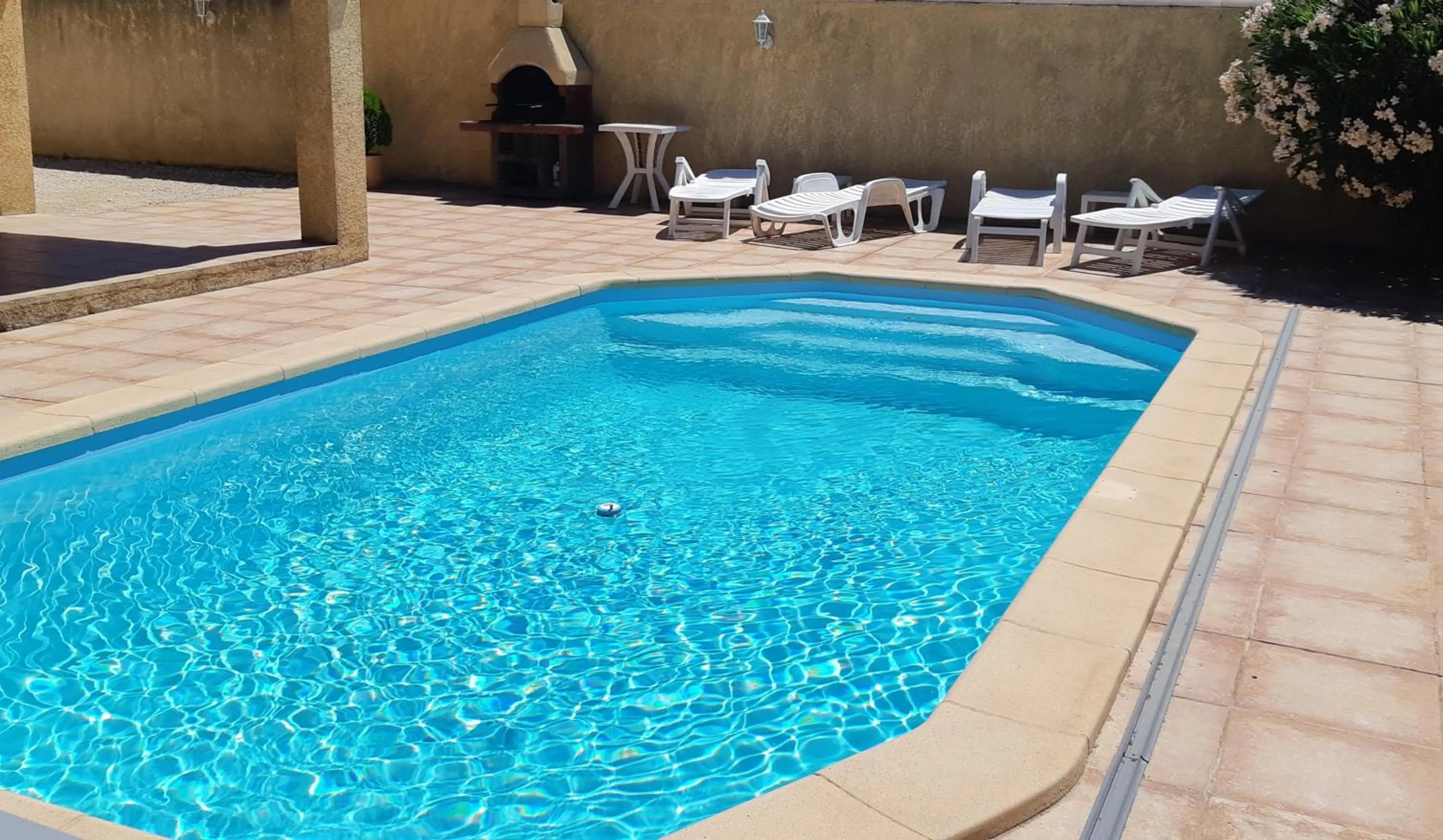 Swimming pool in Chambre privée avec Piscine