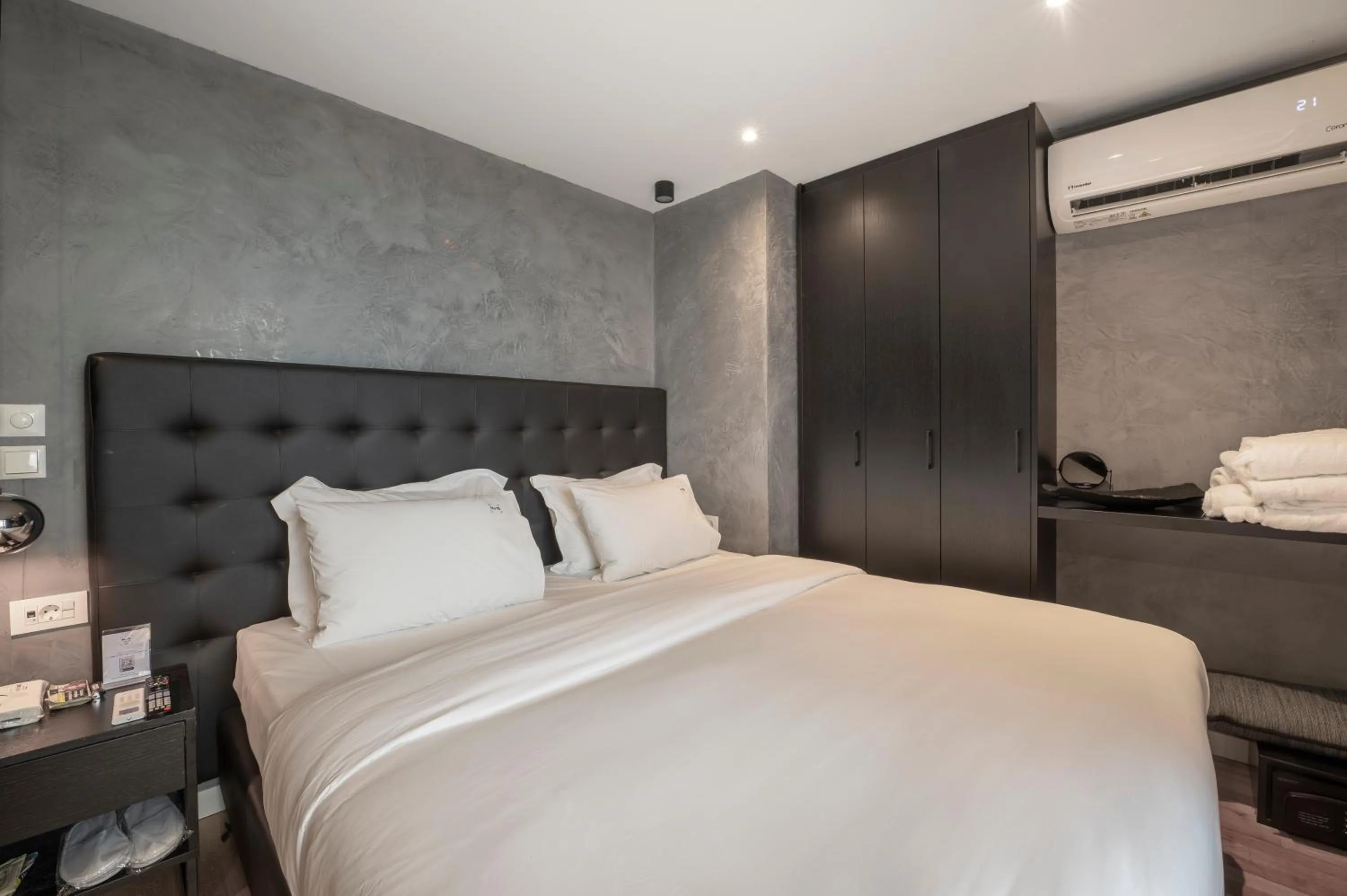 Bedroom, Bed in No 15 Ermou Hotel