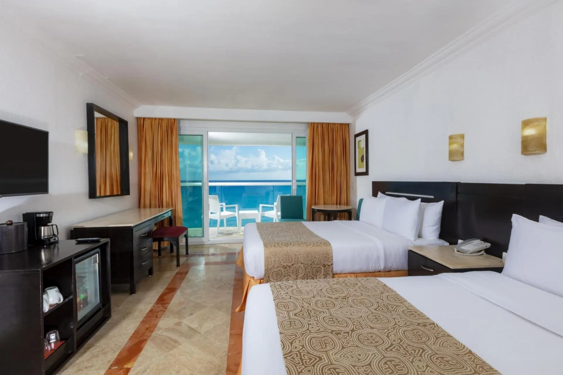 Photo of the whole room, Bed in Krystal Cancun