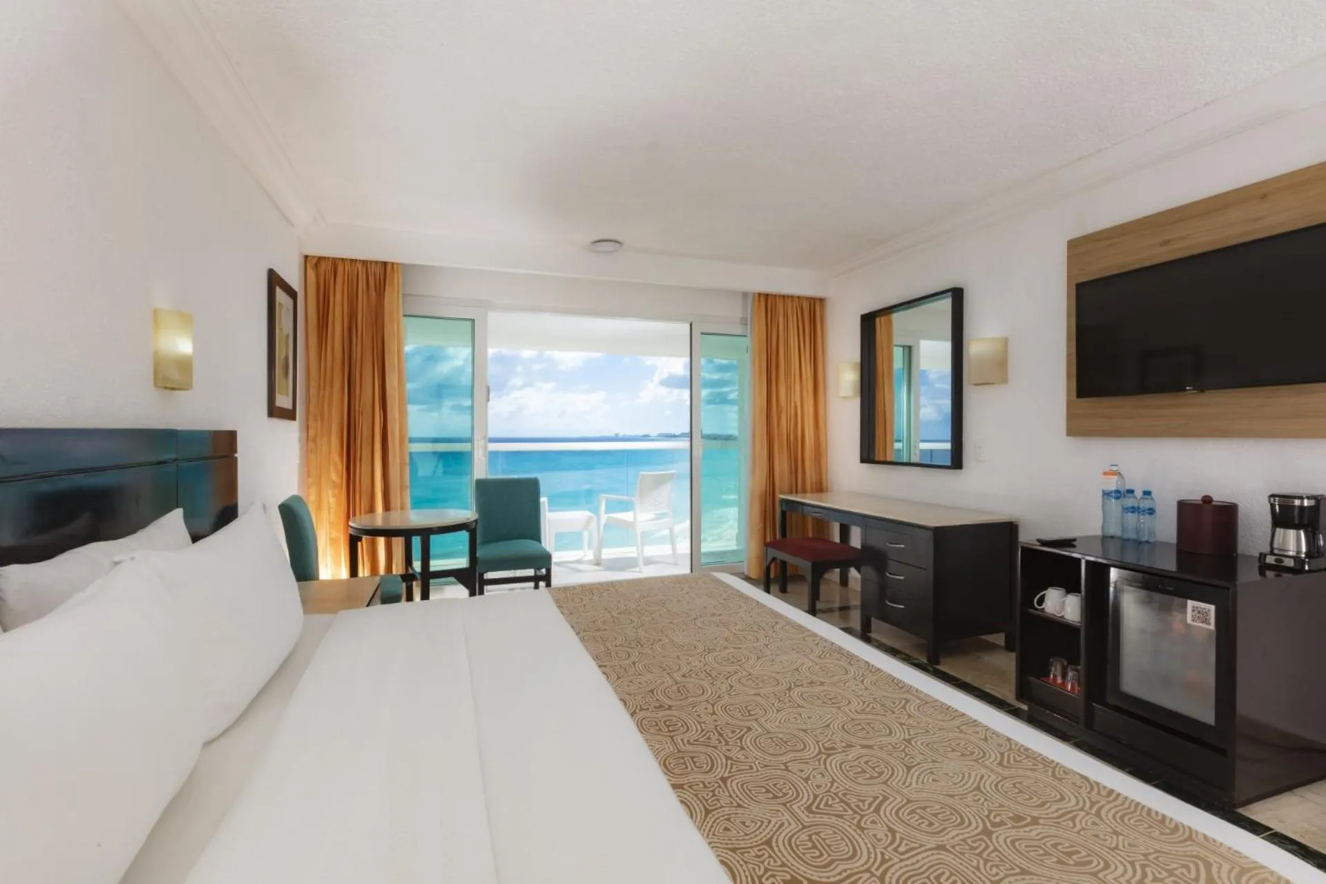 Photo of the whole room, Bed in Krystal Cancun