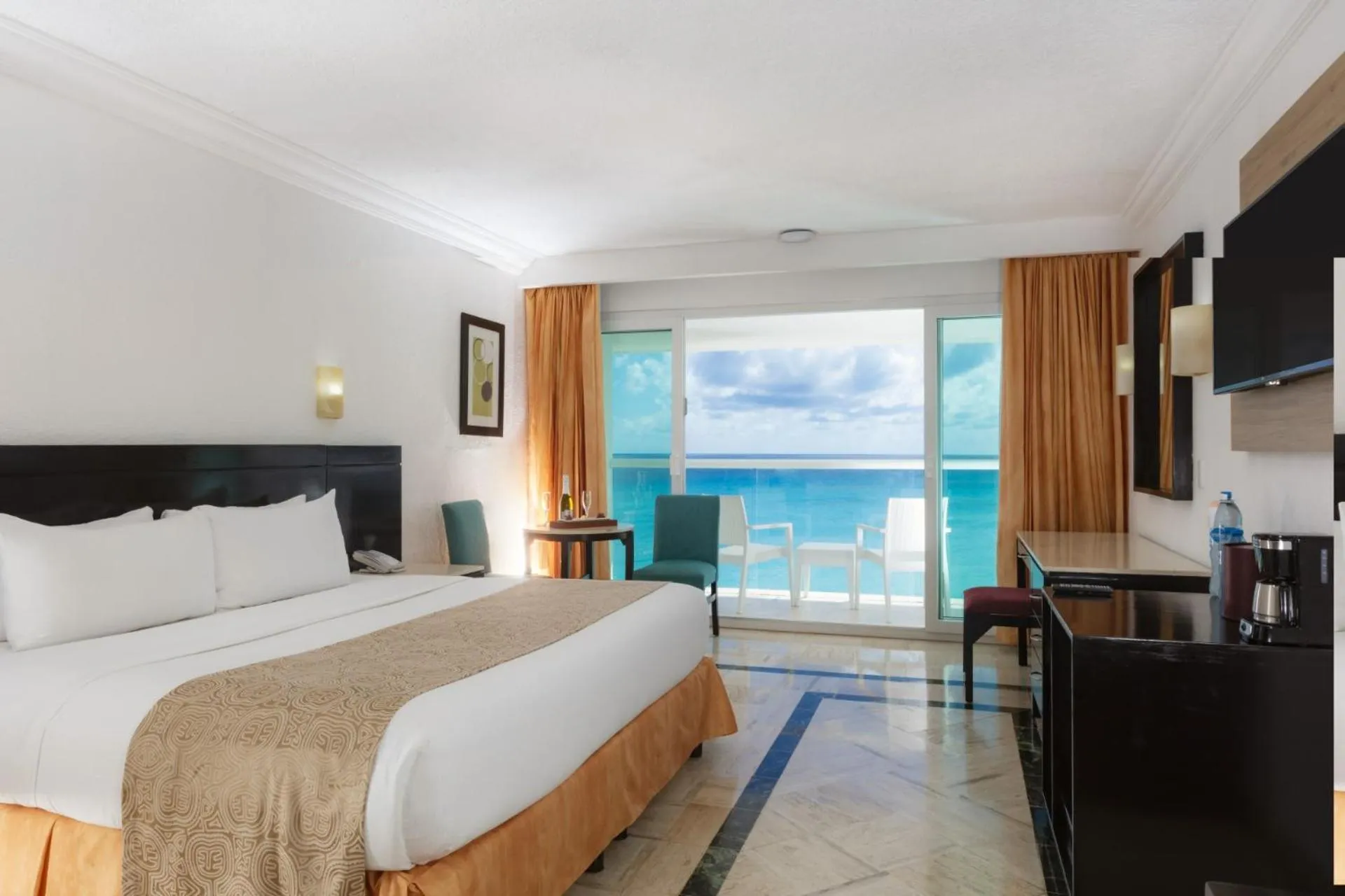 Photo of the whole room, Bed in Krystal Cancun