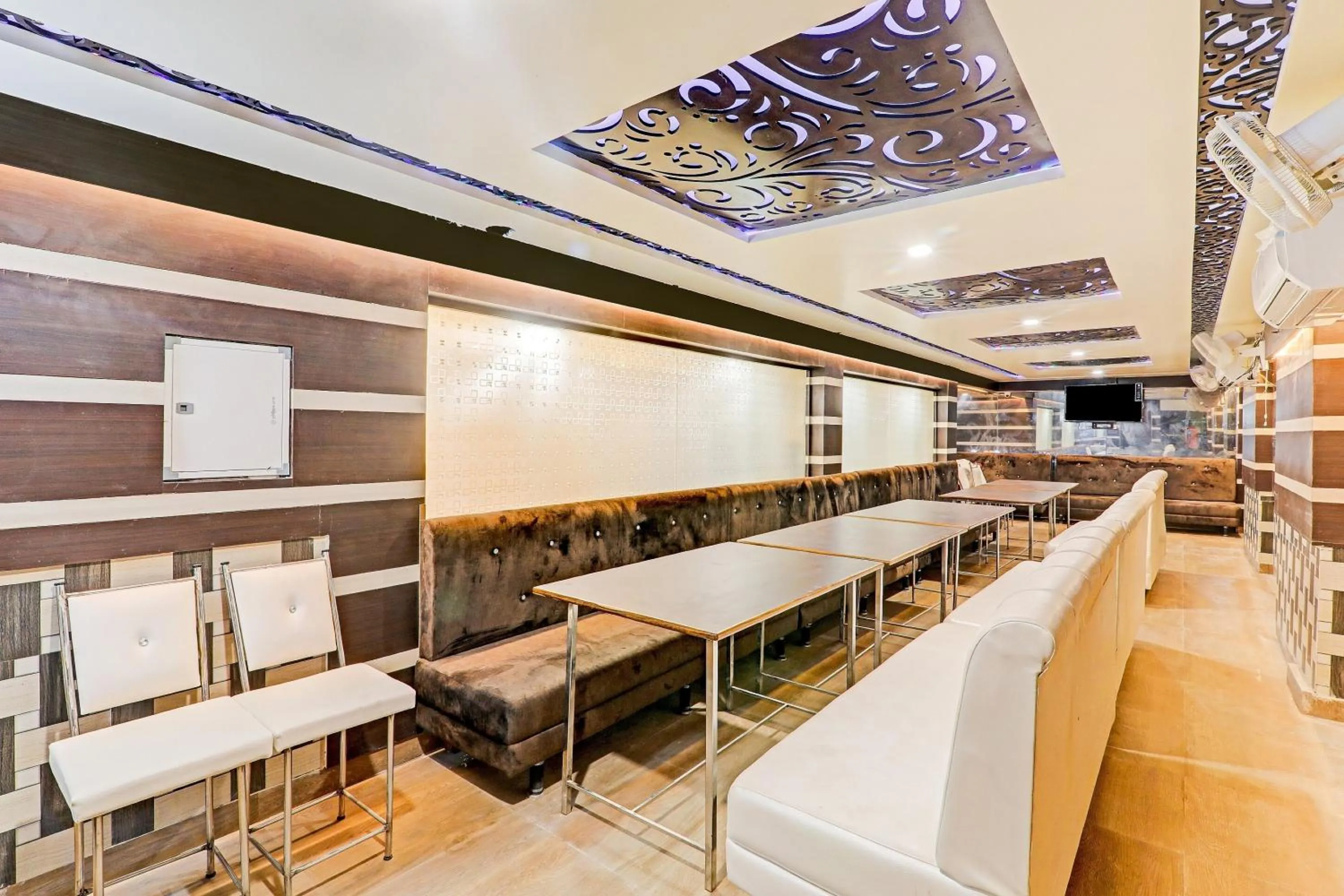 Restaurant/places to eat in Super Townhouse Riddhi Residency