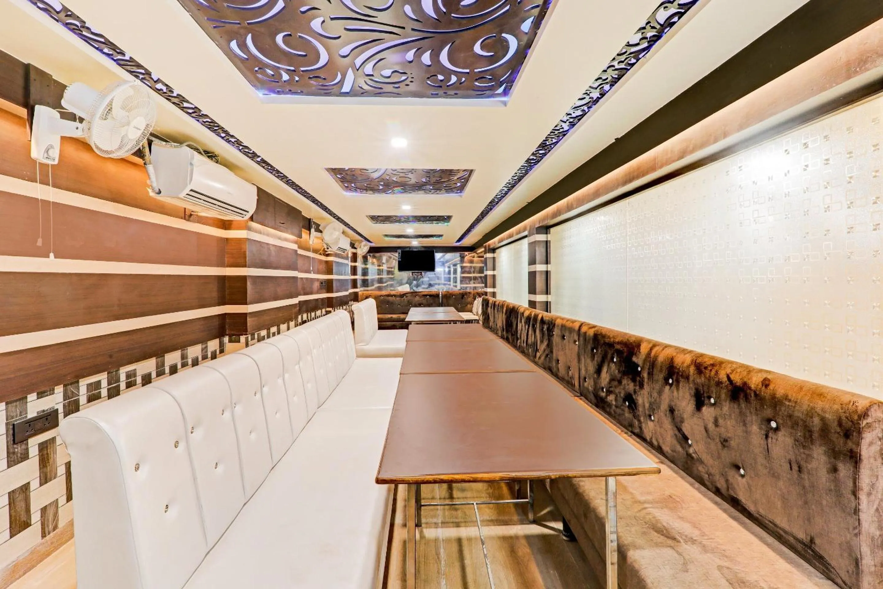 Restaurant/places to eat in Super Townhouse Riddhi Residency