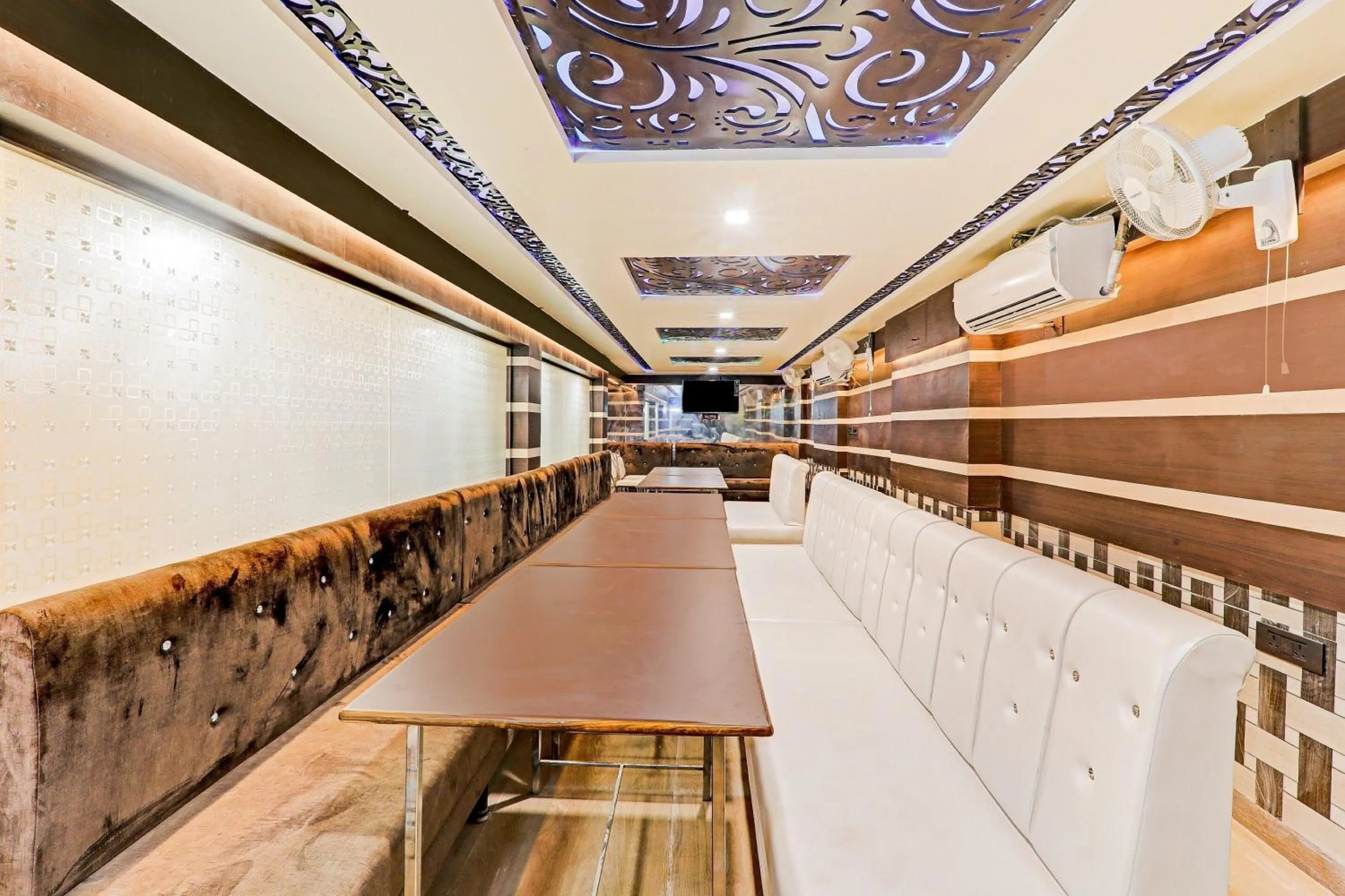 Restaurant/places to eat in Super Townhouse Riddhi Residency