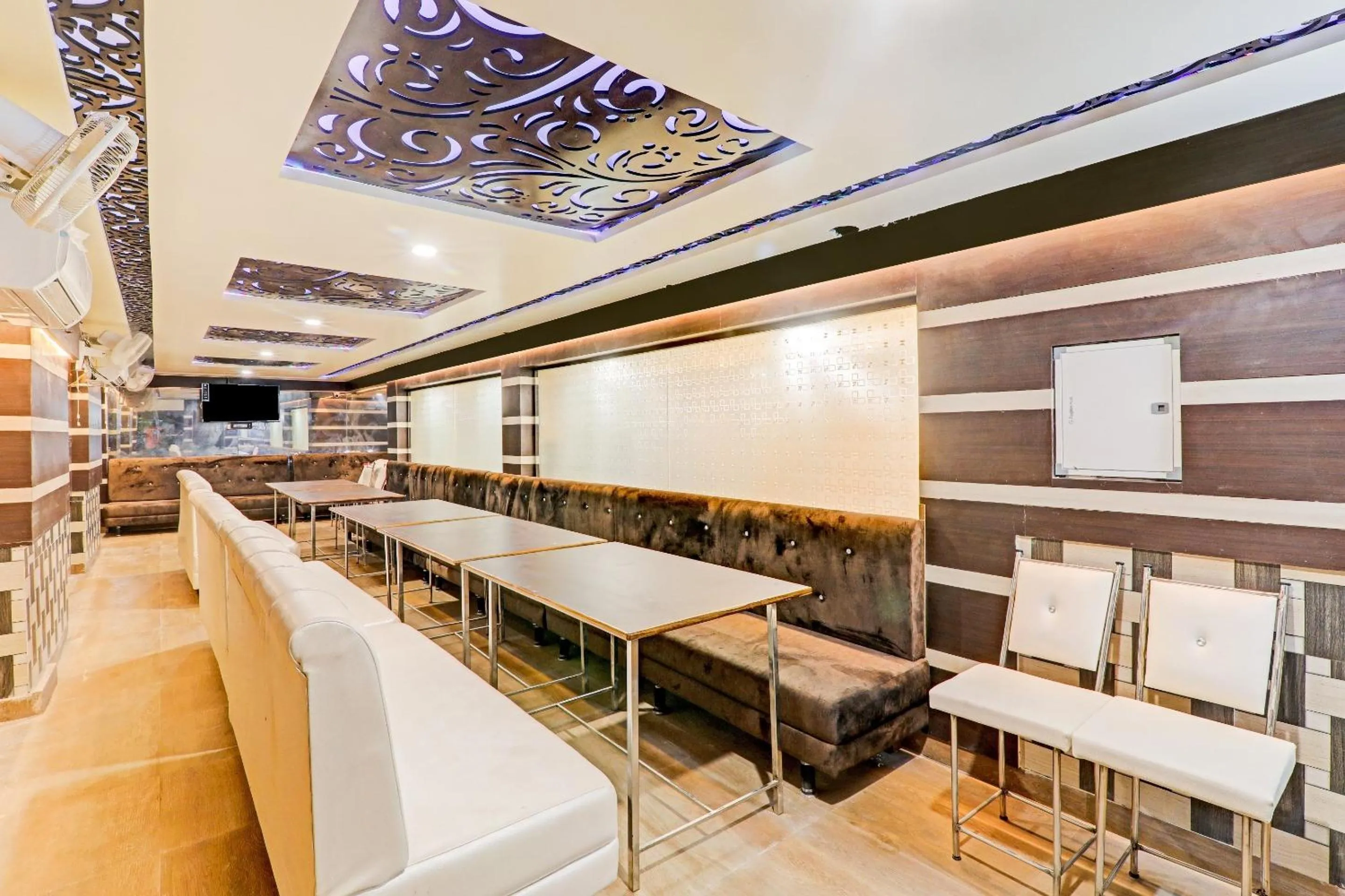 Restaurant/places to eat in Super Townhouse Riddhi Residency