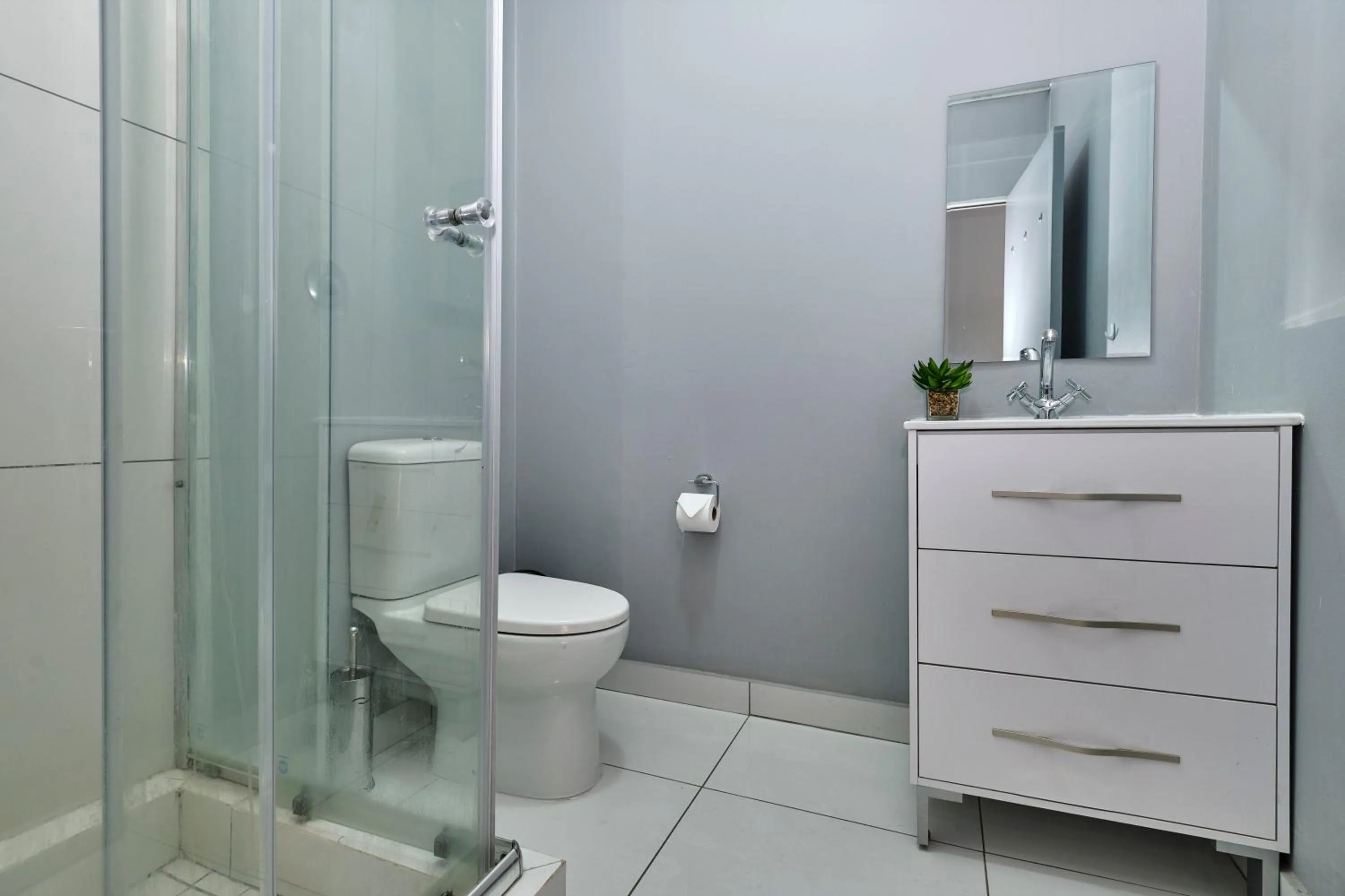 Bathroom in Inn & Out Sandton