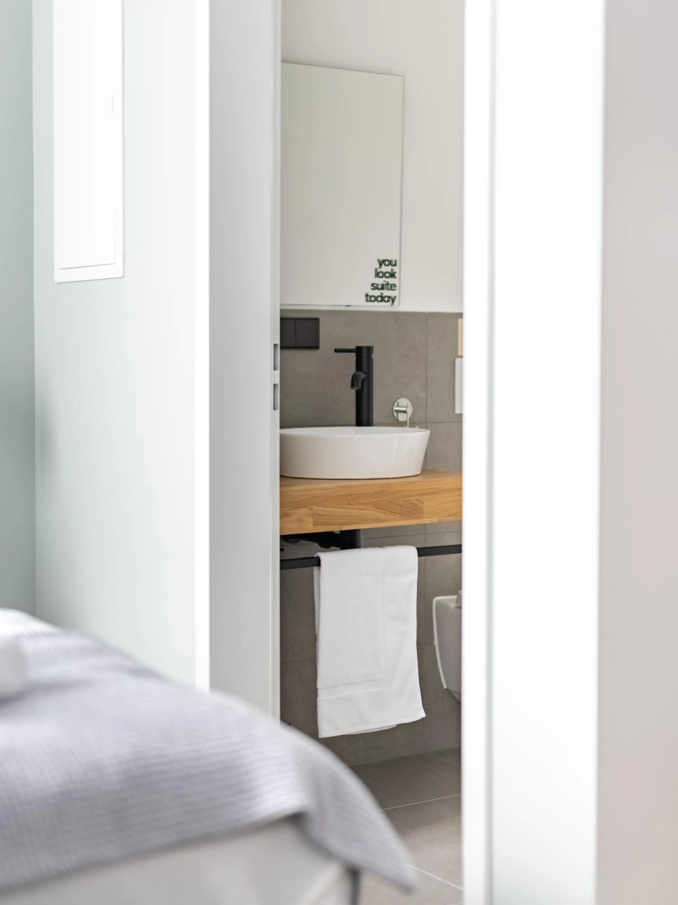 Bed in Limehome Augsburg Annastraße