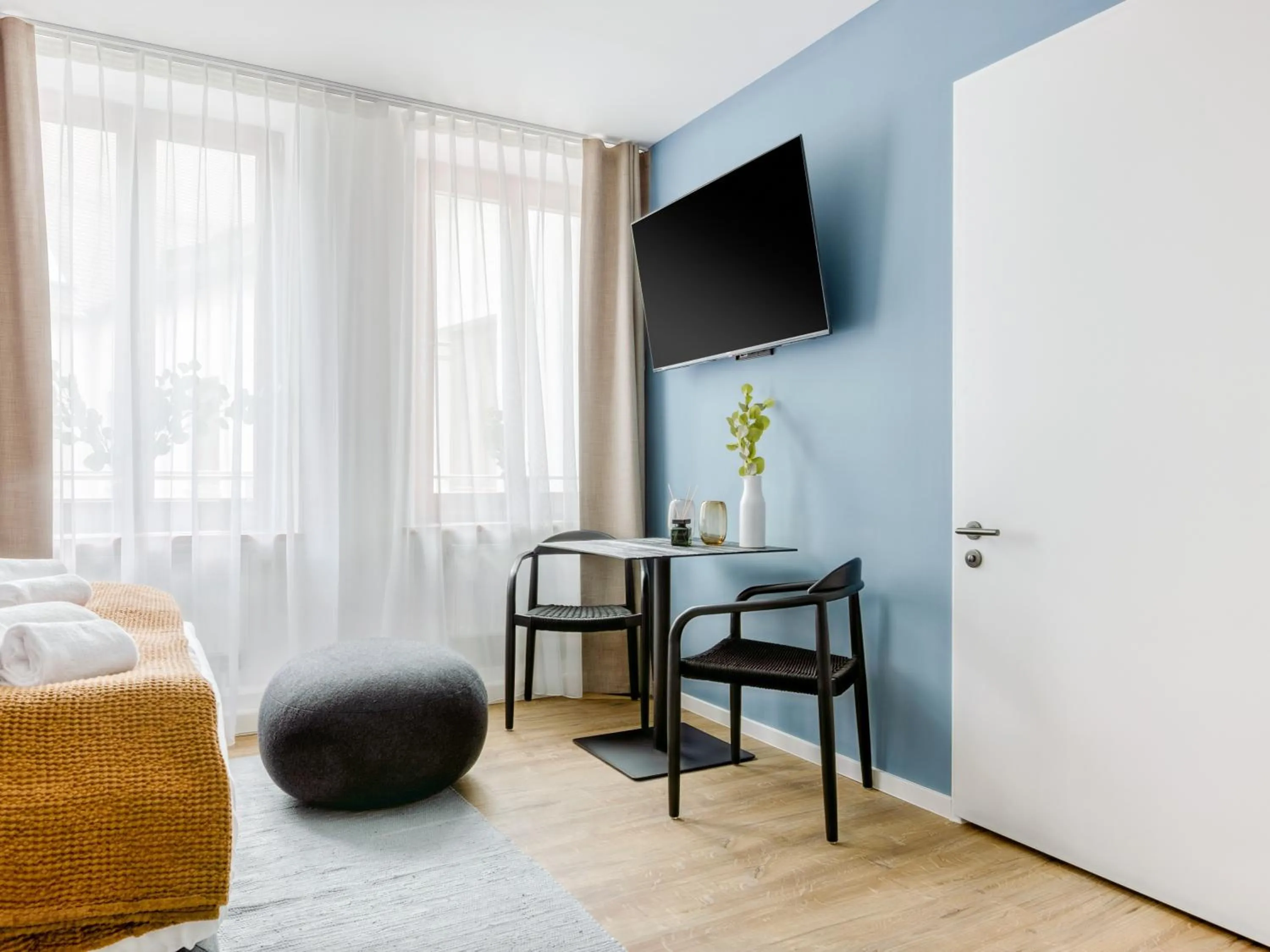 Living room, Bed in Limehome Augsburg Annastraße