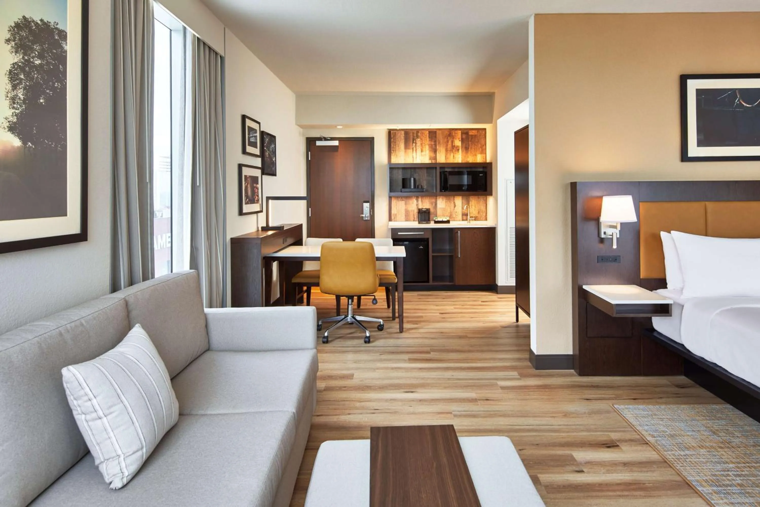 Living room, Bed in Embassy Suites by Hilton Nashville Downtown