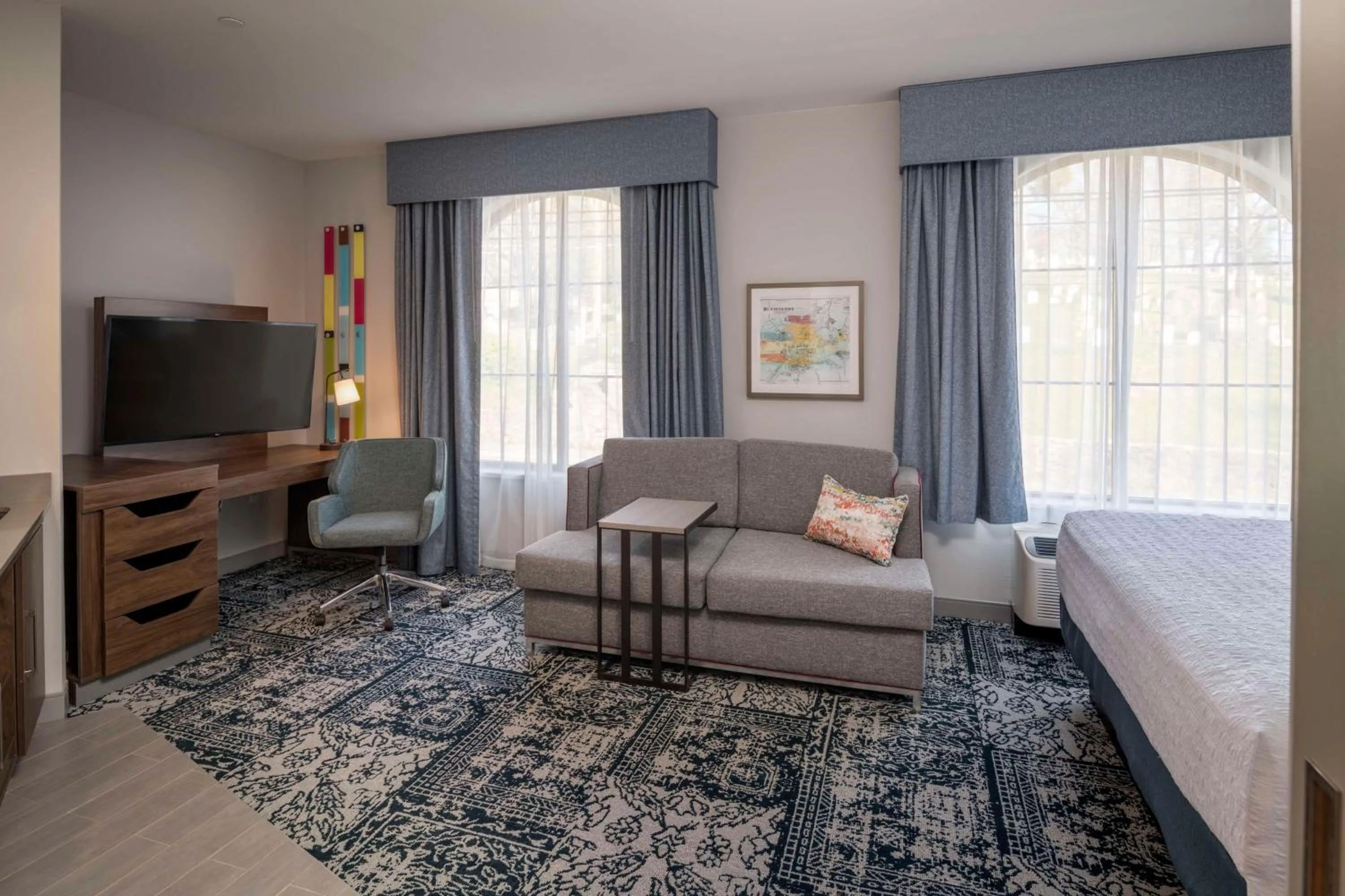 Bedroom, Bed in Hampton Inn & Suites Huntington Downtown, Ny