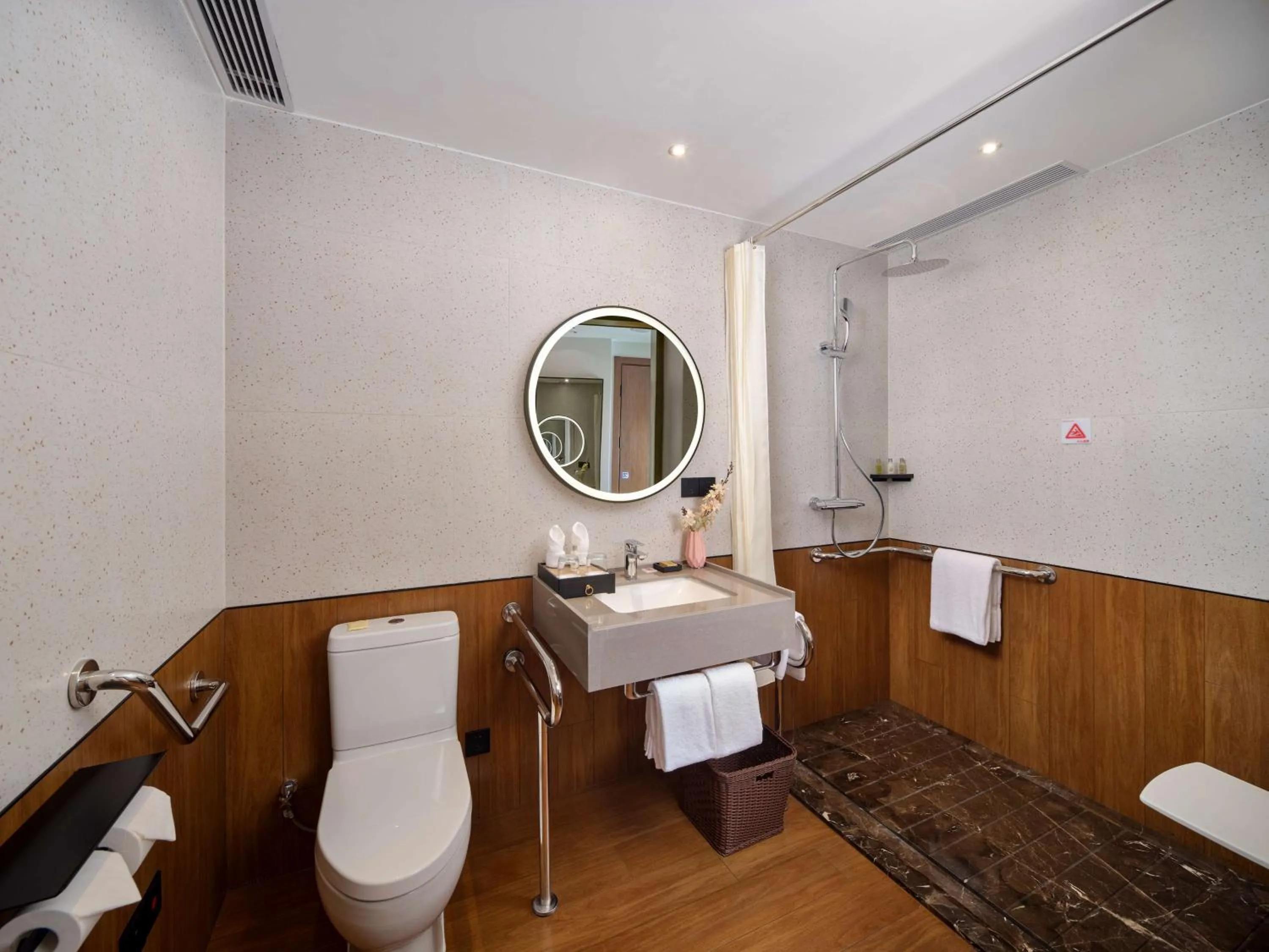 Toilet in Hilton Garden Inn Jinzhou Central Street