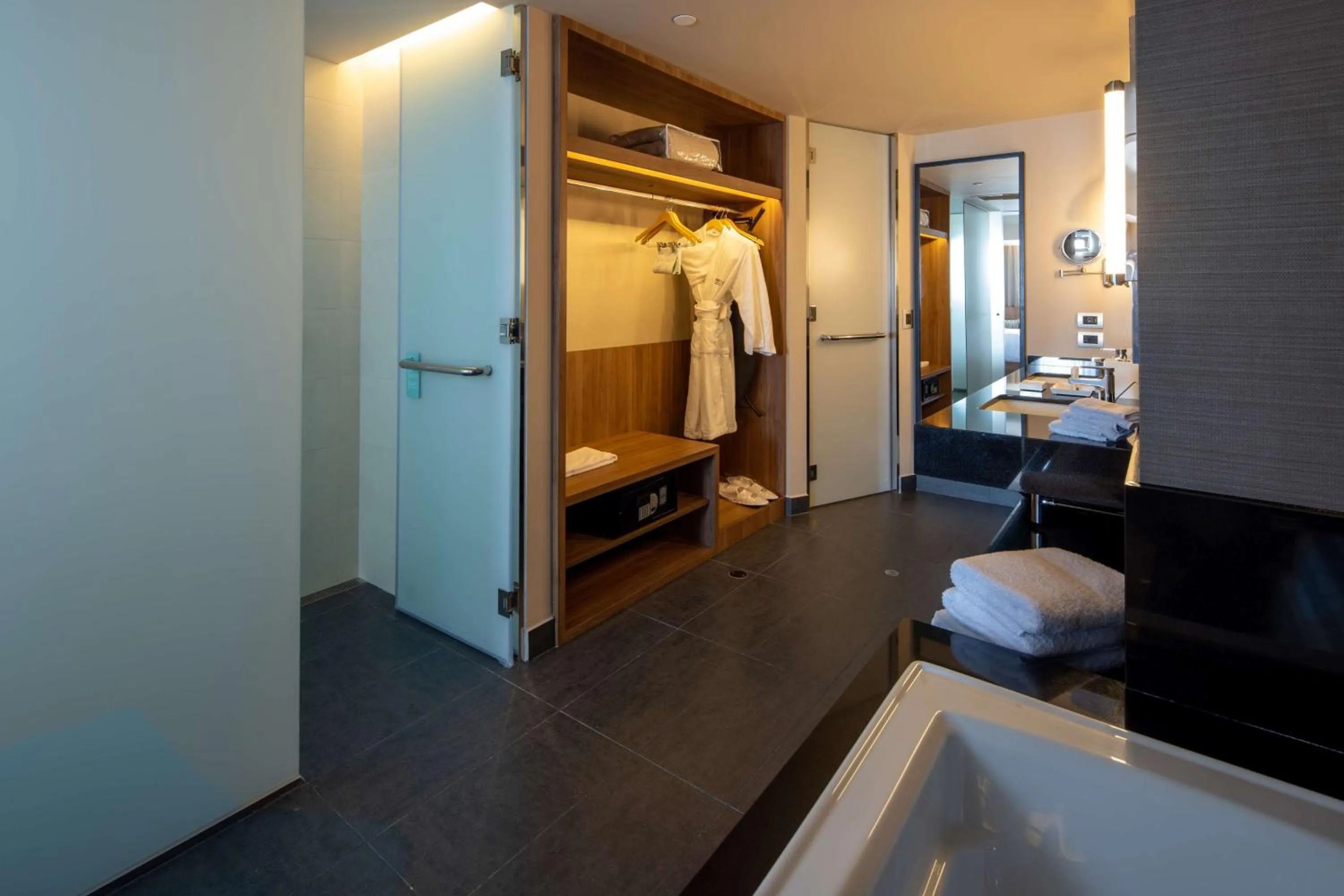 Bathroom, Bed in Hilton Garden Inn Lima Miraflores