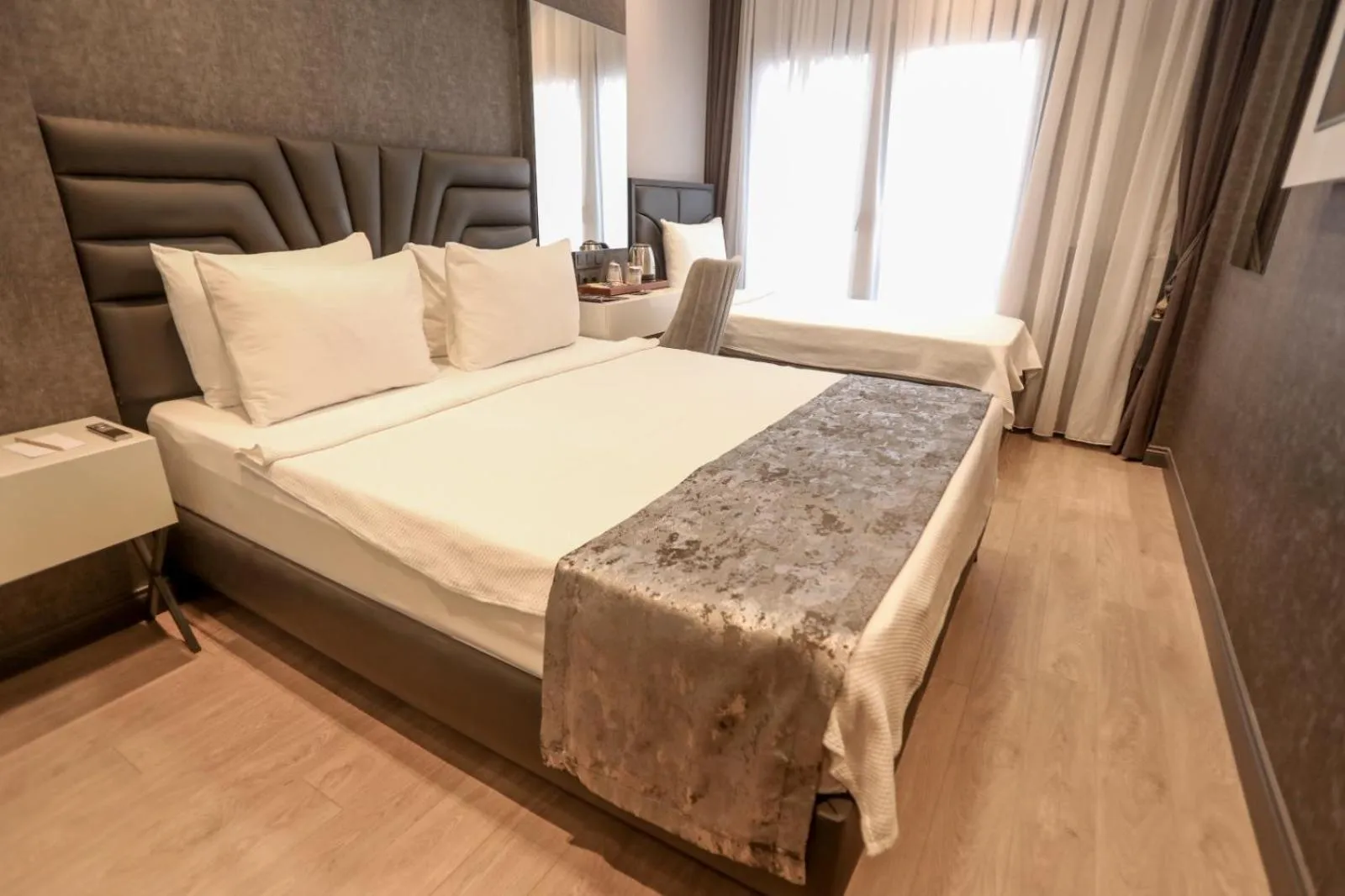 Bed in Class Suit Hotel