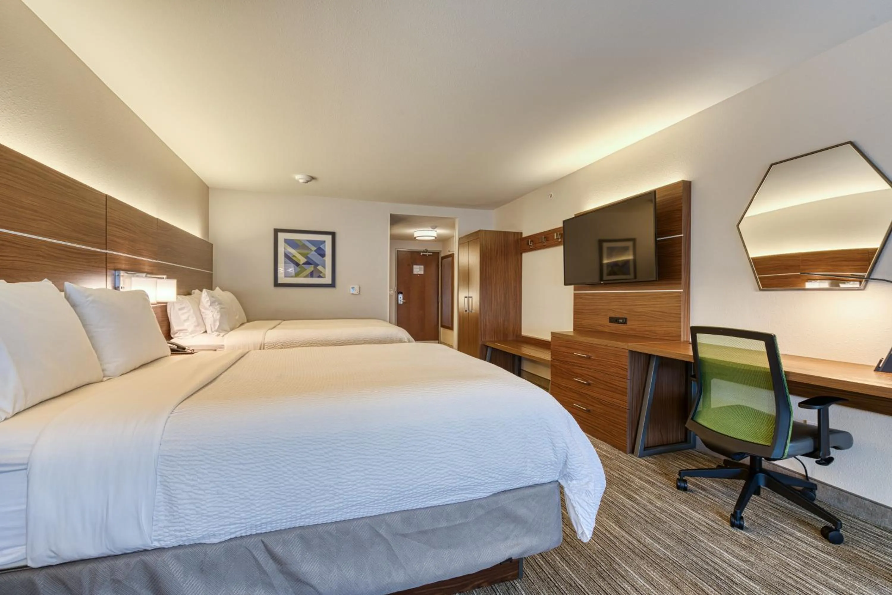 Bed in Holiday Inn Express & Suites - Manitou Springs by IHG