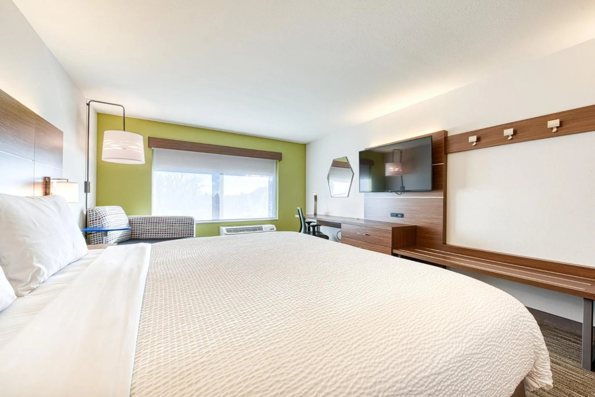 Photo of the whole room, Bed in Holiday Inn Express & Suites - Manitou Springs by IHG