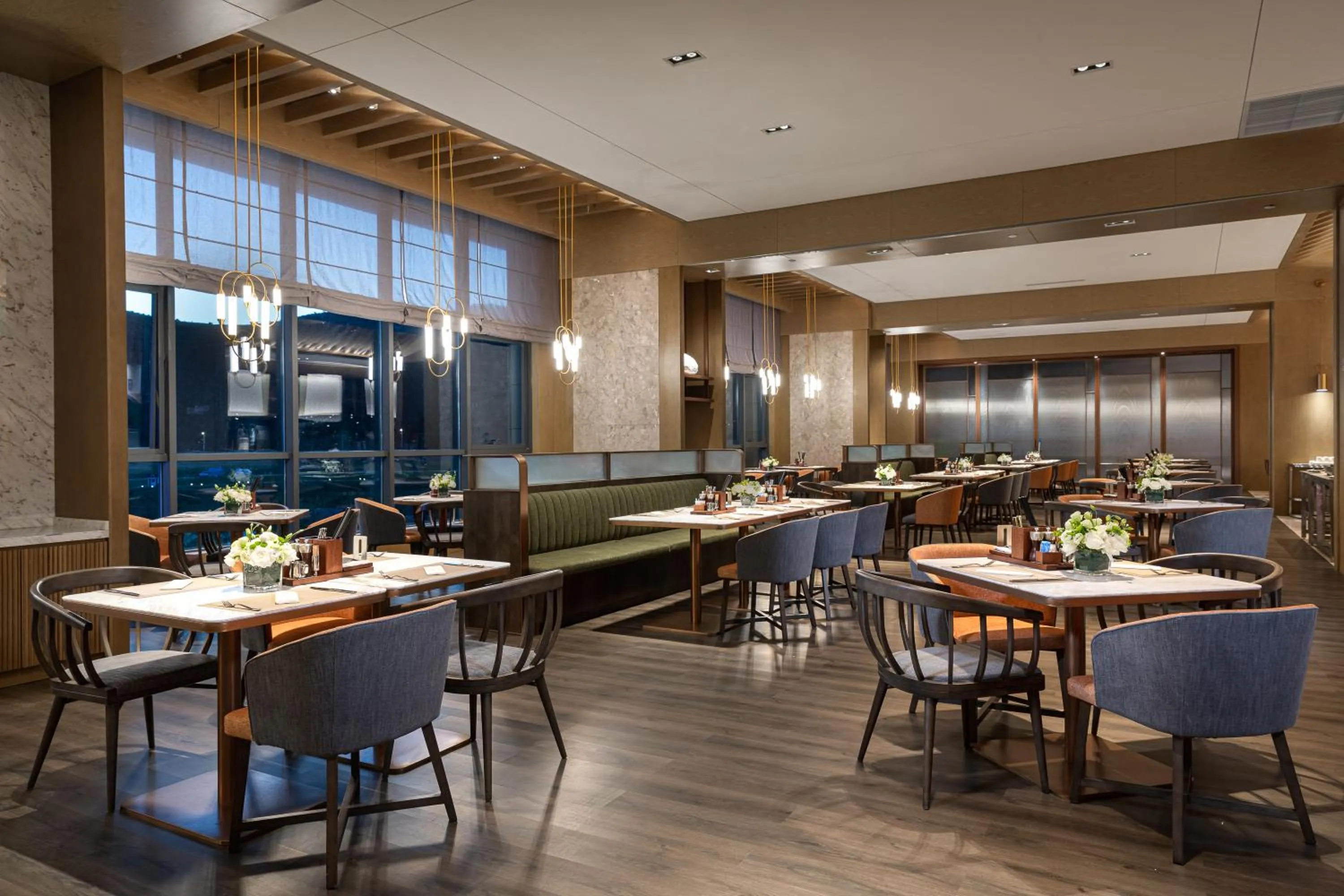 Restaurant/places to eat in Crowne Plaza Chongli Resort by IHG