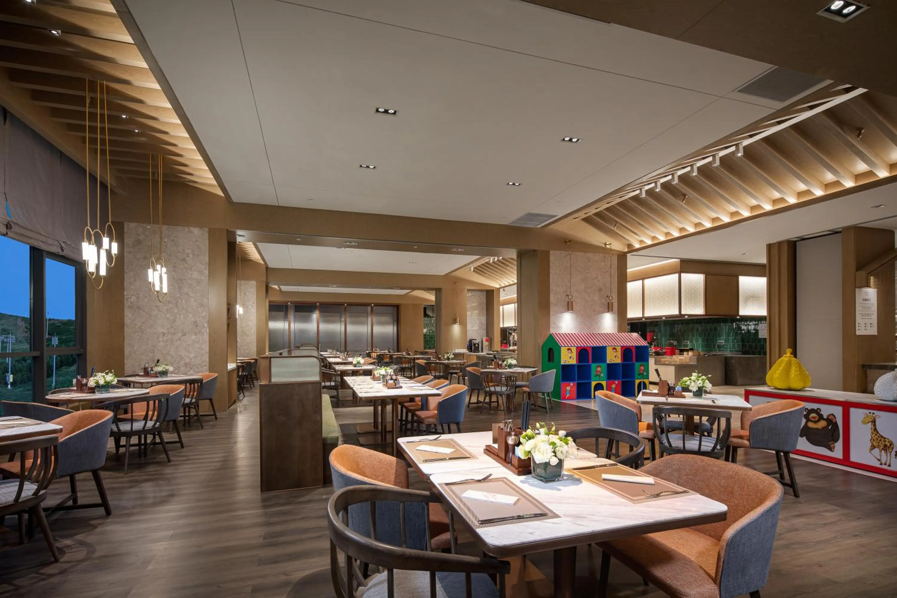 Restaurant/places to eat in Crowne Plaza Chongli Resort by IHG