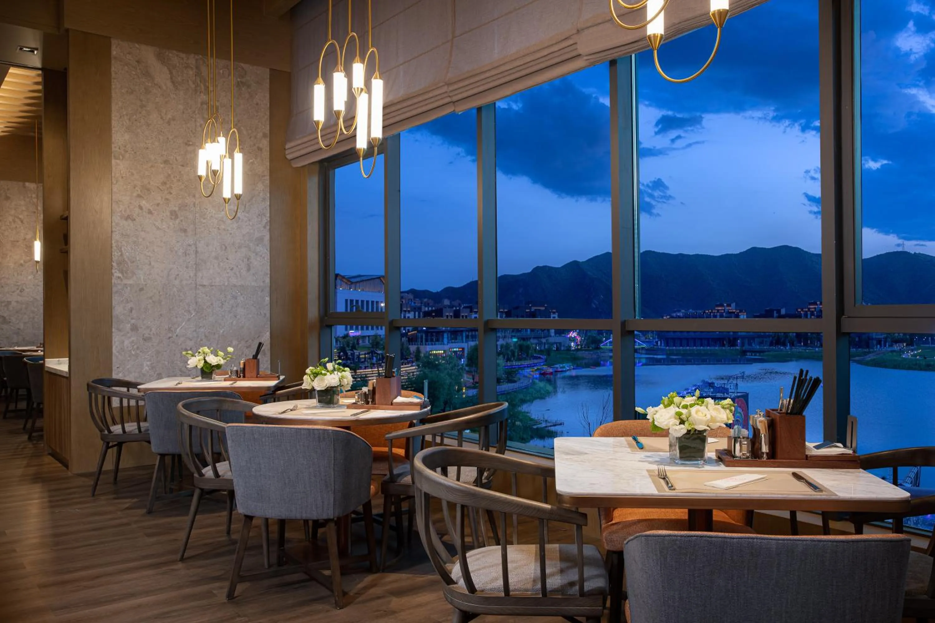 Restaurant/places to eat in Crowne Plaza Chongli Resort by IHG