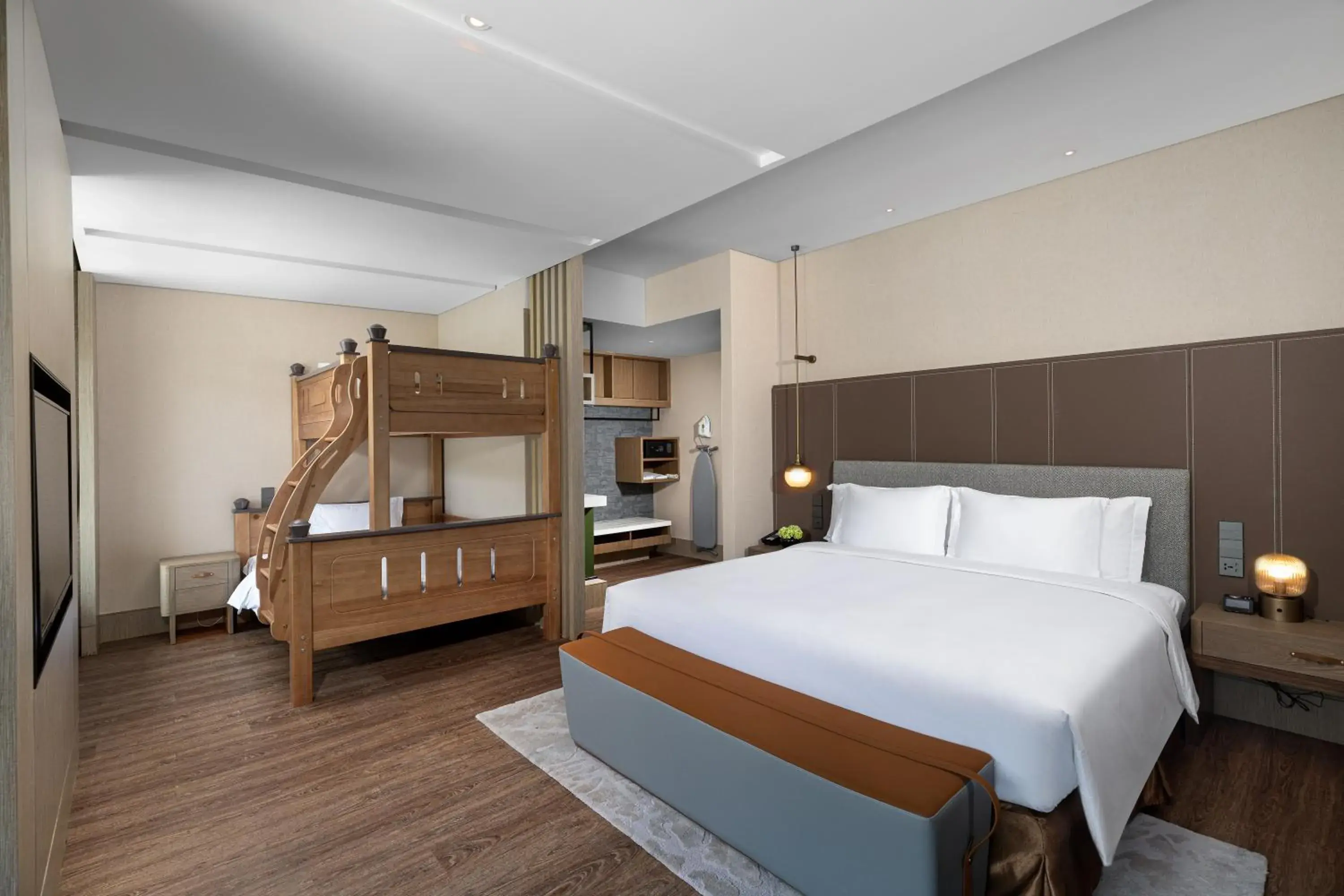 Premium King Room with One King and Bunk Bed in Crowne Plaza Chongli Resort by IHG Premium King Room with One King and Bunk Bed in Crowne Plaza Chongli Resort by IHG