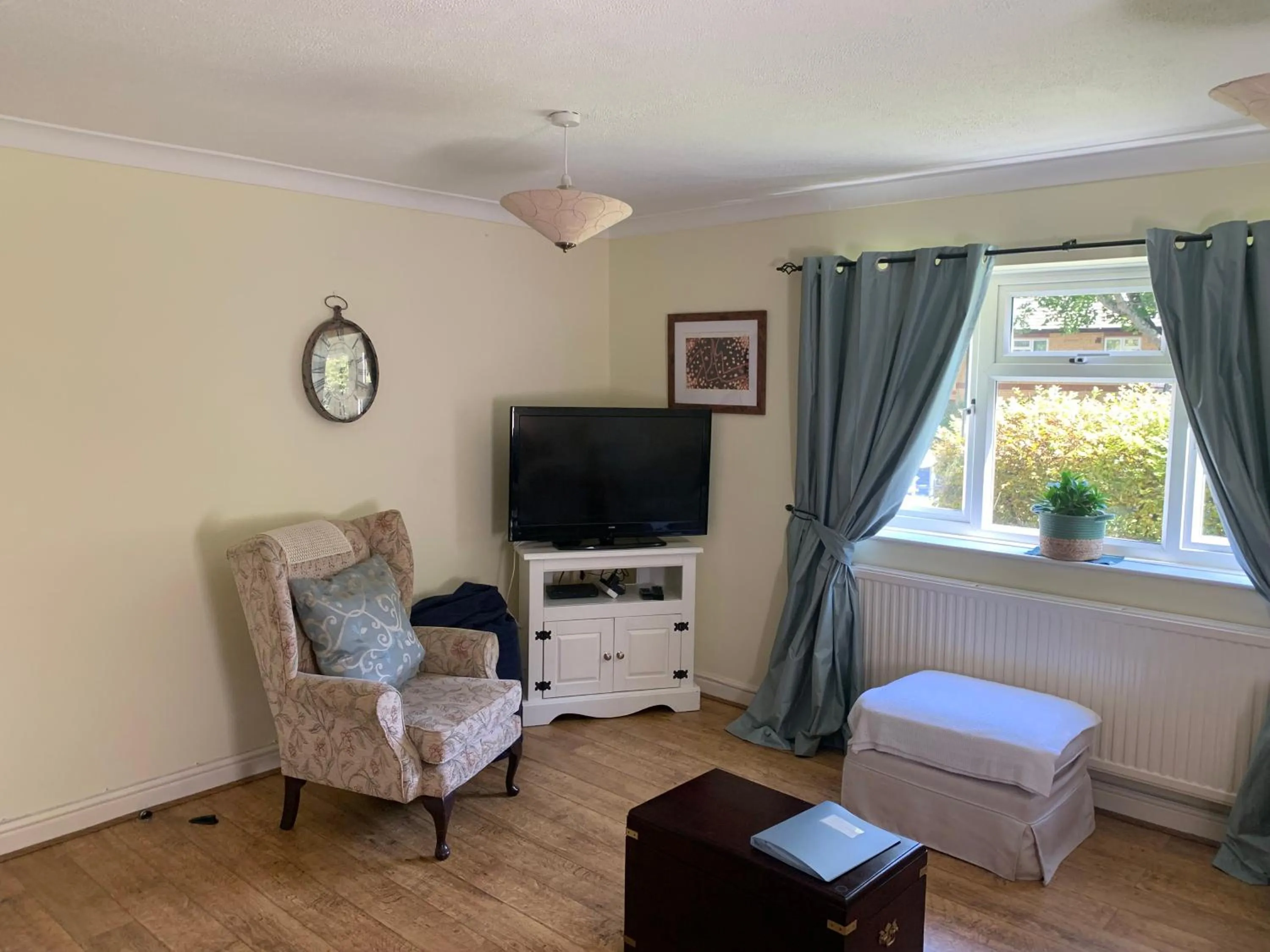 Living room in 1 Bedroom Apartment Central Basingstoke