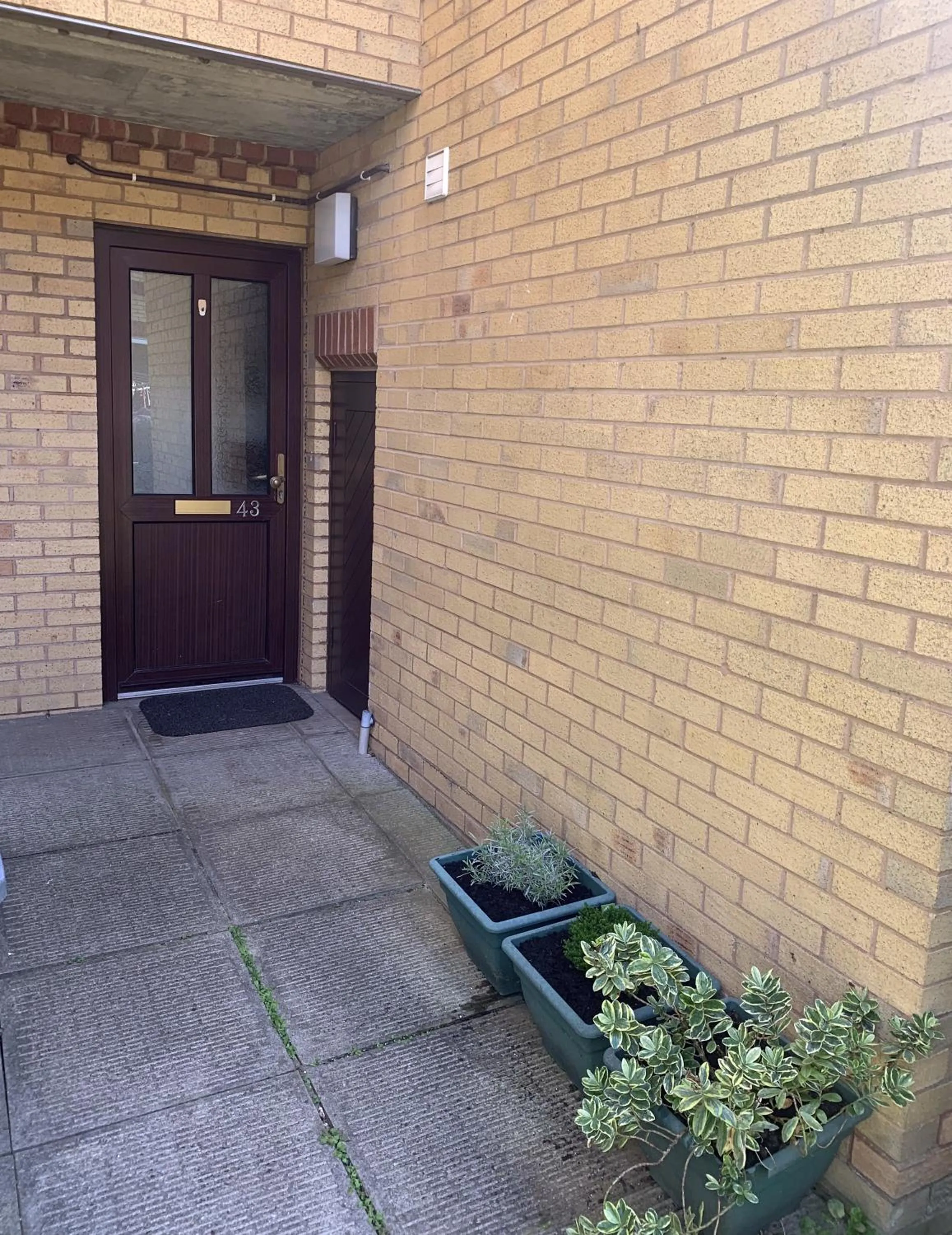 Facade/entrance in 1 Bedroom Apartment Central Basingstoke
