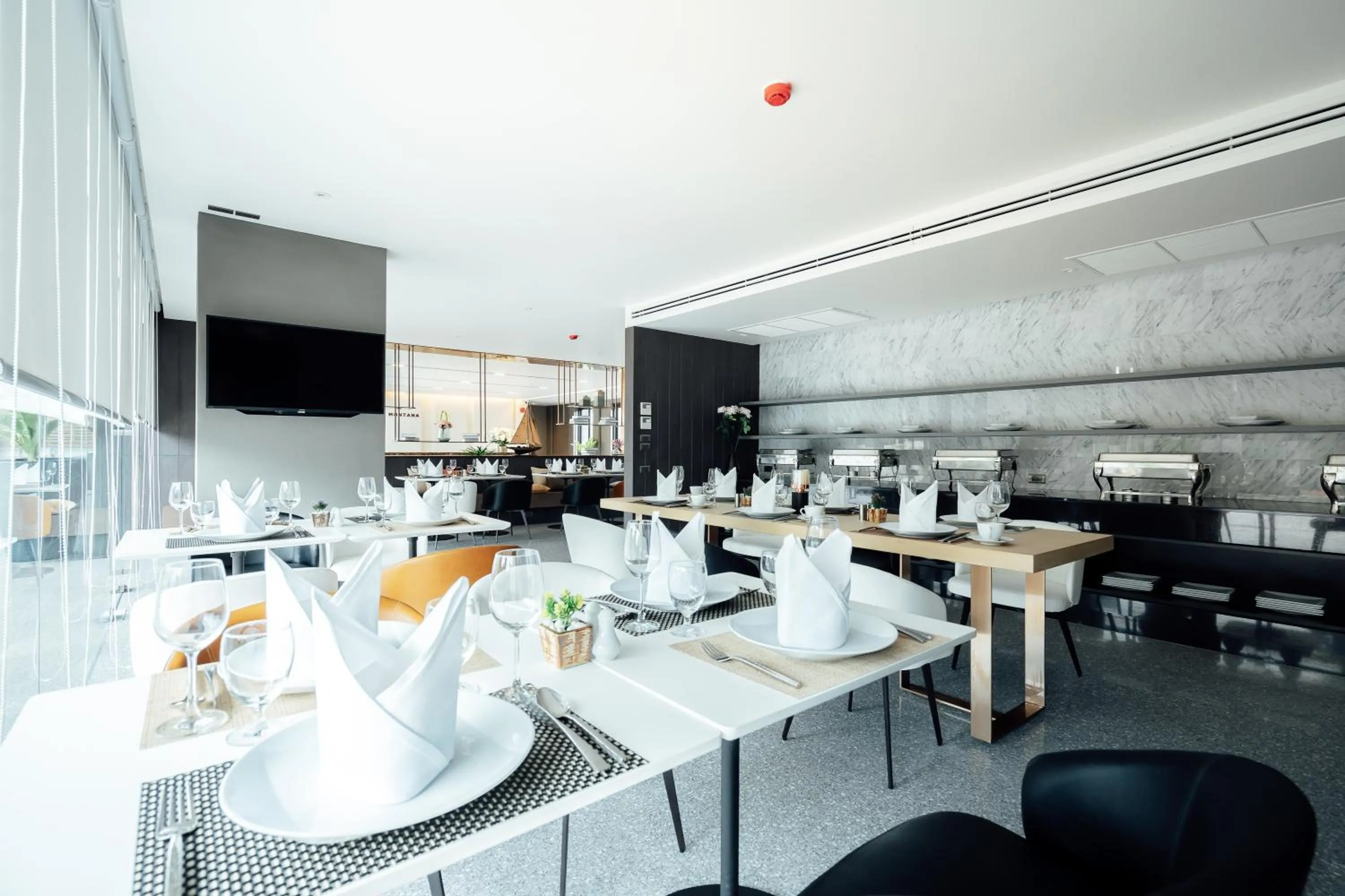 Restaurant/places to eat in Montana Bangkok Hotel & Residence