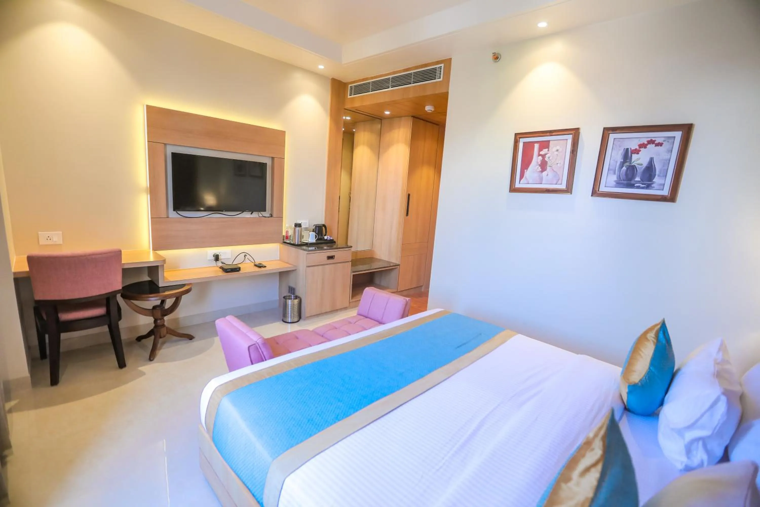 TV and multimedia, Bed in The Elegance Hotel