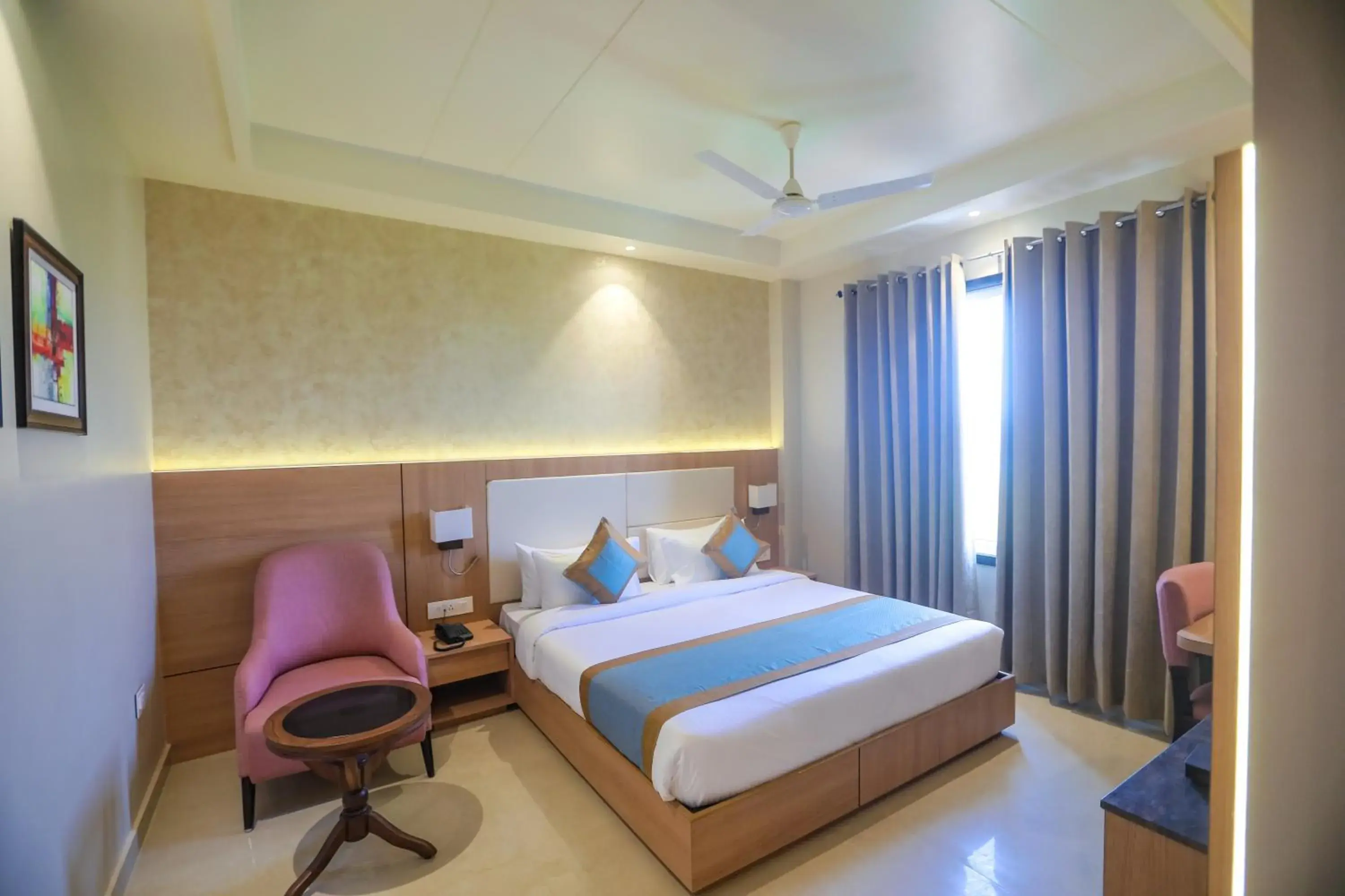 Standard King Room in The Elegance Hotel Standard King Room in The Elegance Hotel