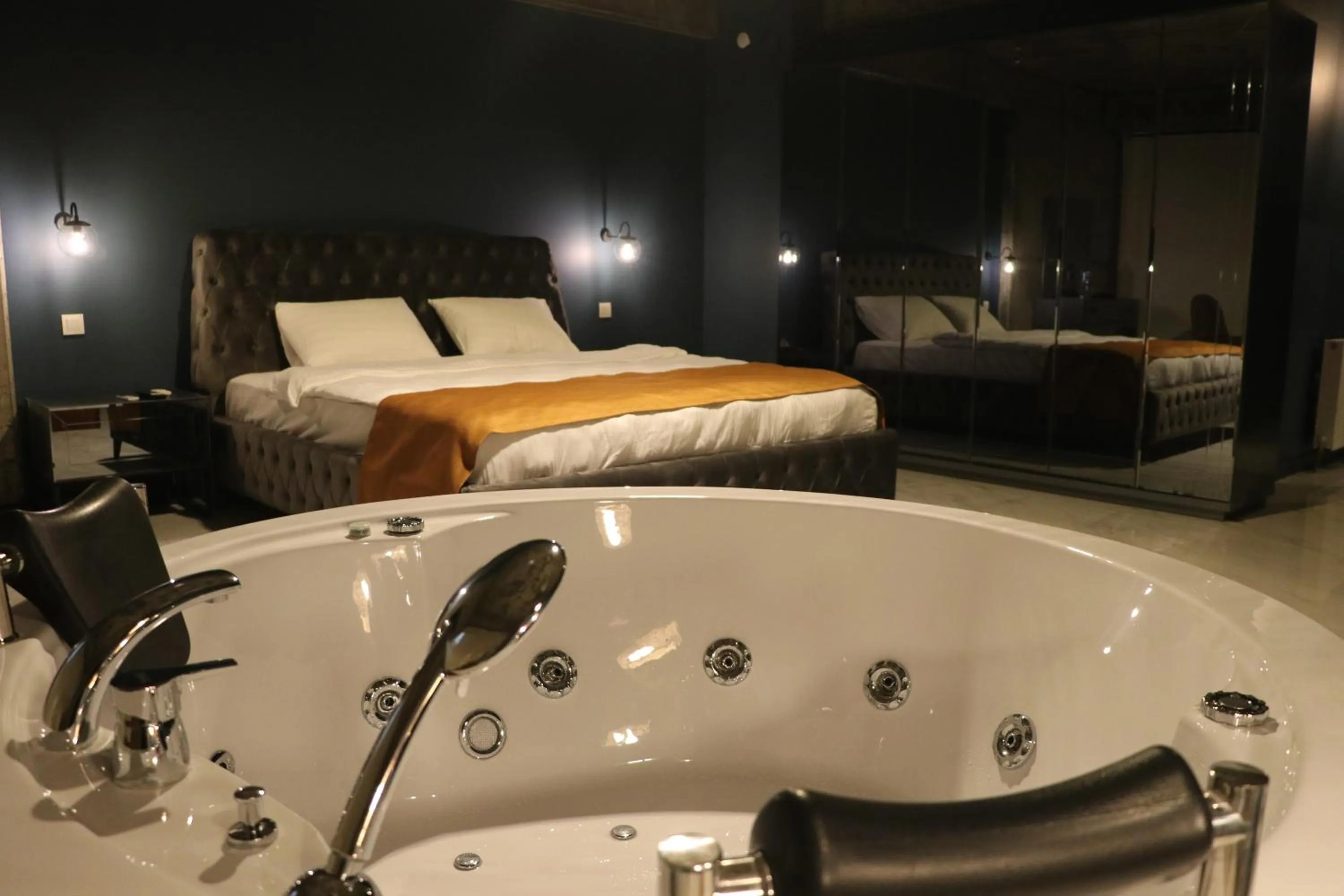 Hot Tub, Bed in Mas Suites Karaköy