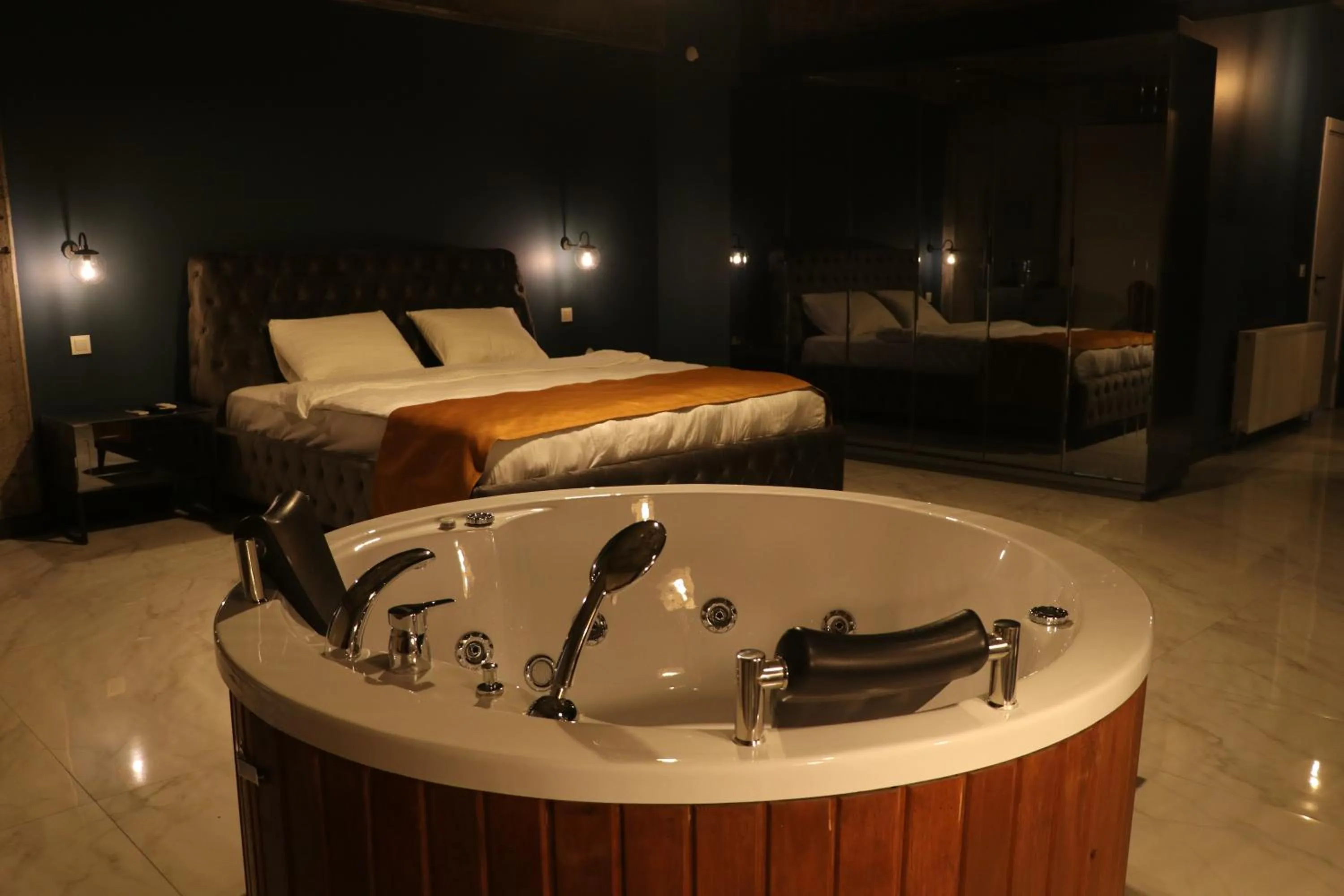 Hot Tub, Bed in Mas Suites Karaköy
