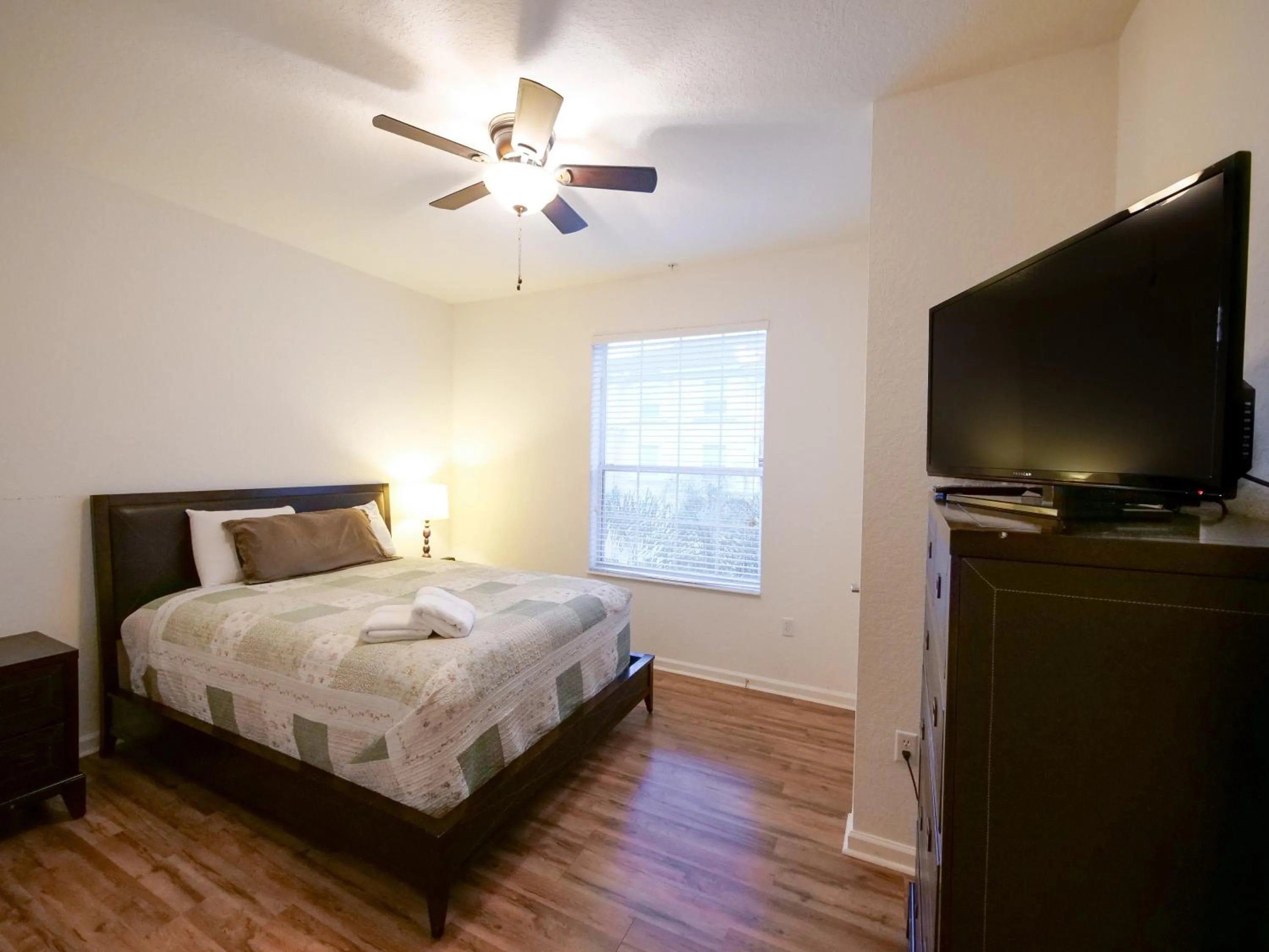 TV and multimedia, Bed in 4Br 2Bath Condo Balcony 5min Conv Center 2020ft