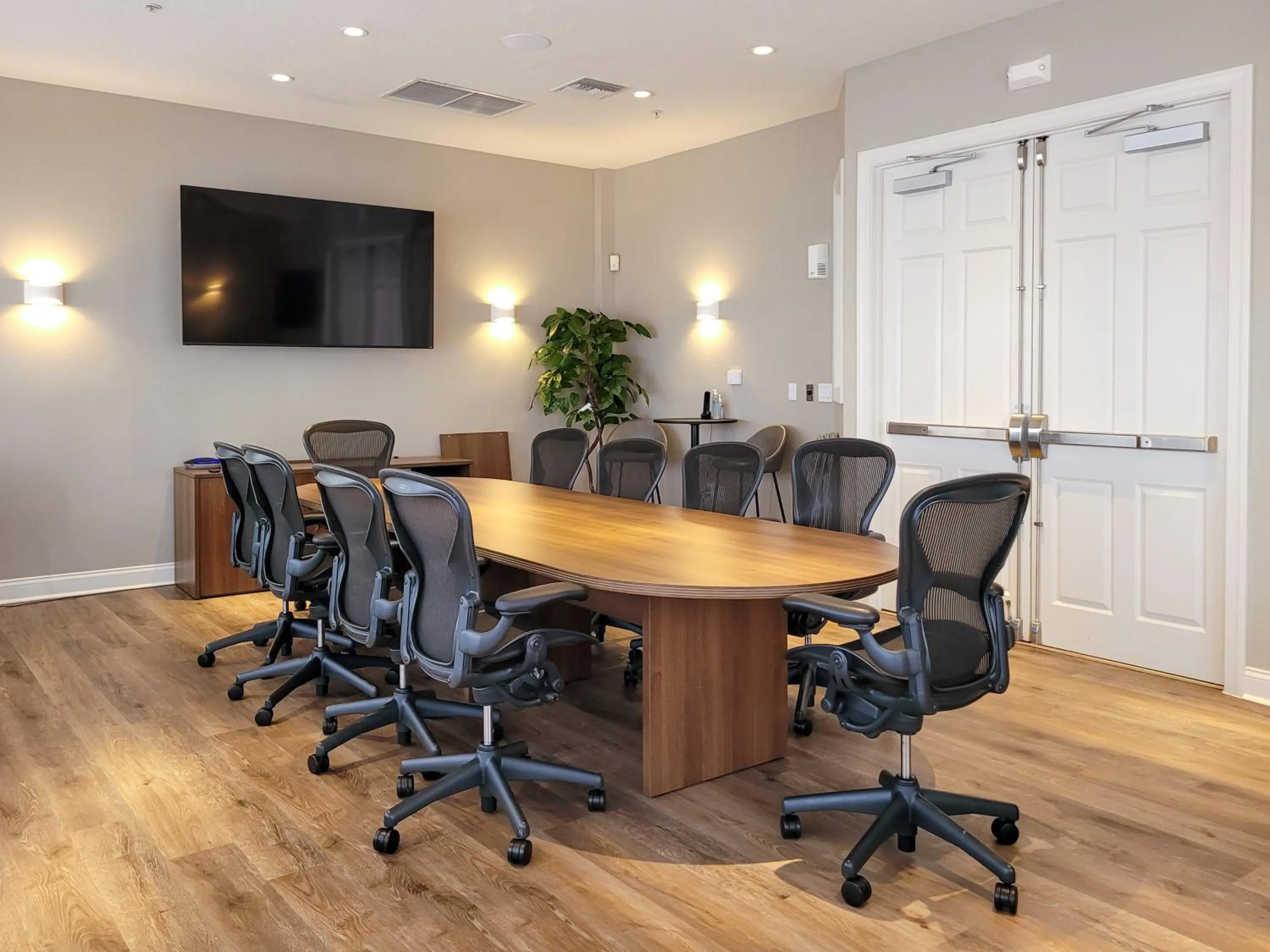 Meeting/conference room in 4Br 2Bath Condo Balcony 5min Conv Center 2020ft