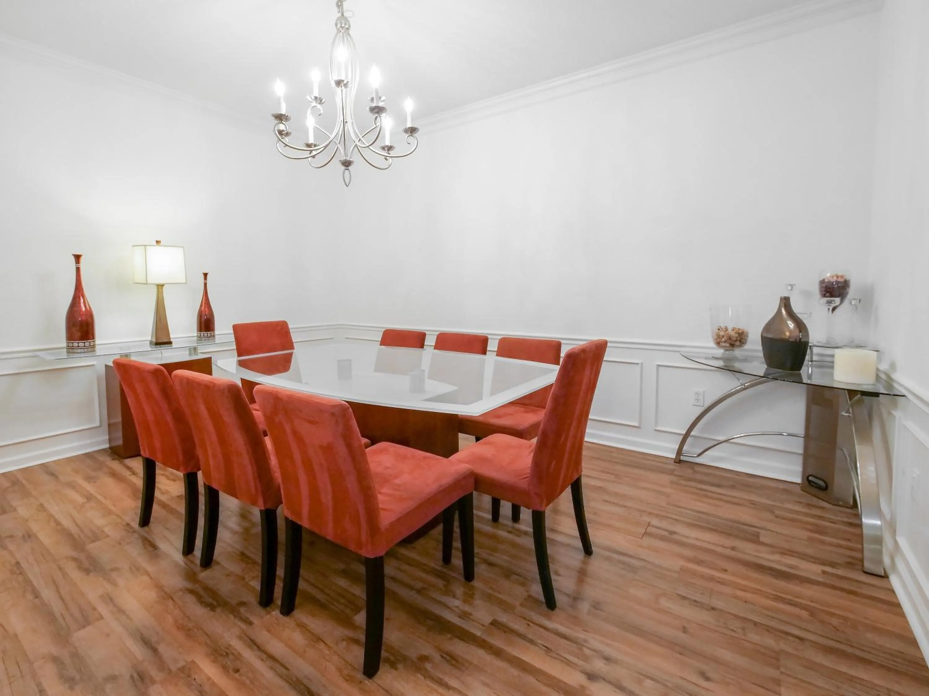 Dining area in 4Br 2Bath Condo Balcony 5min Conv Center 2020ft