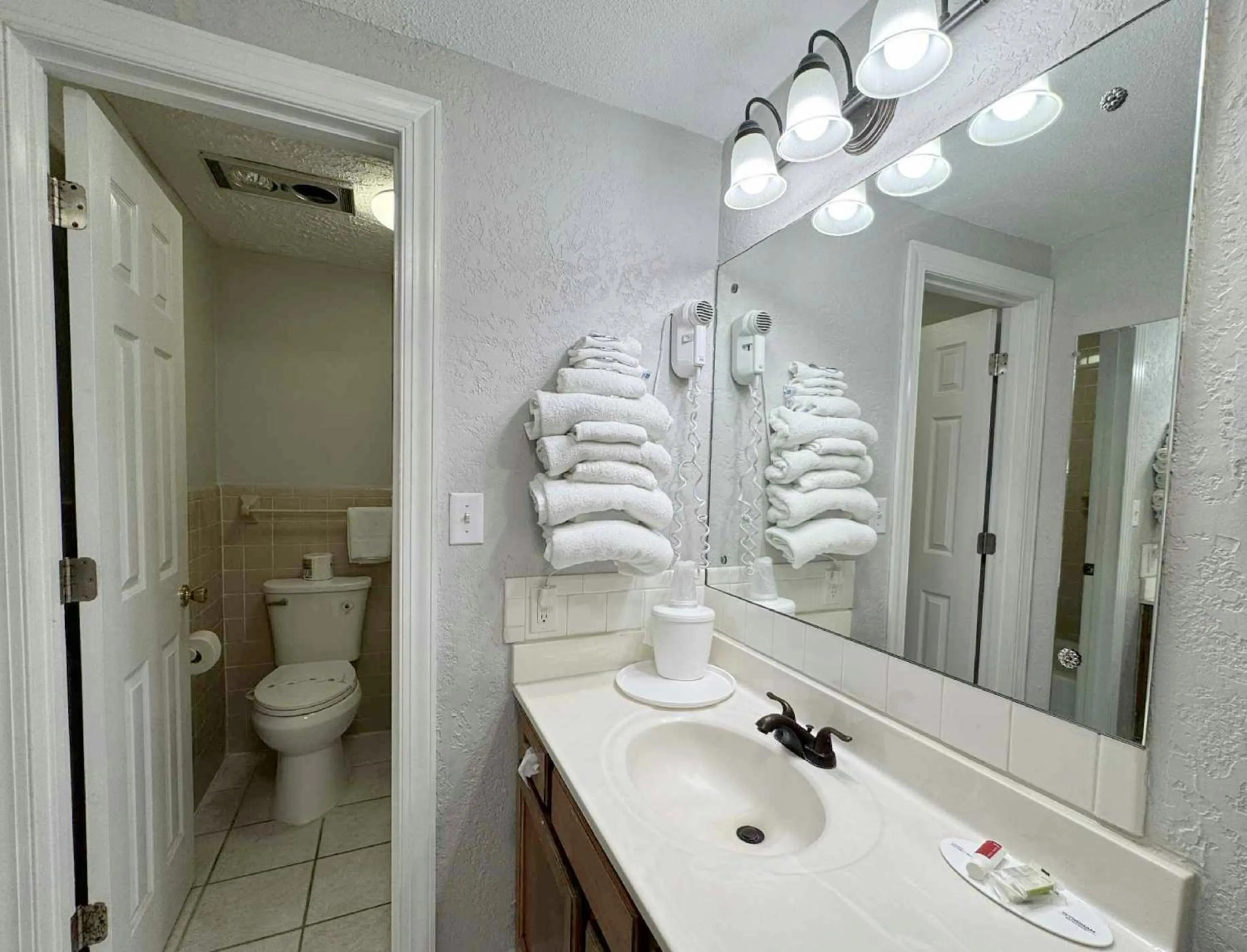 Bathroom in Mountain Aire Inn Sevierville - Pigeon Forge