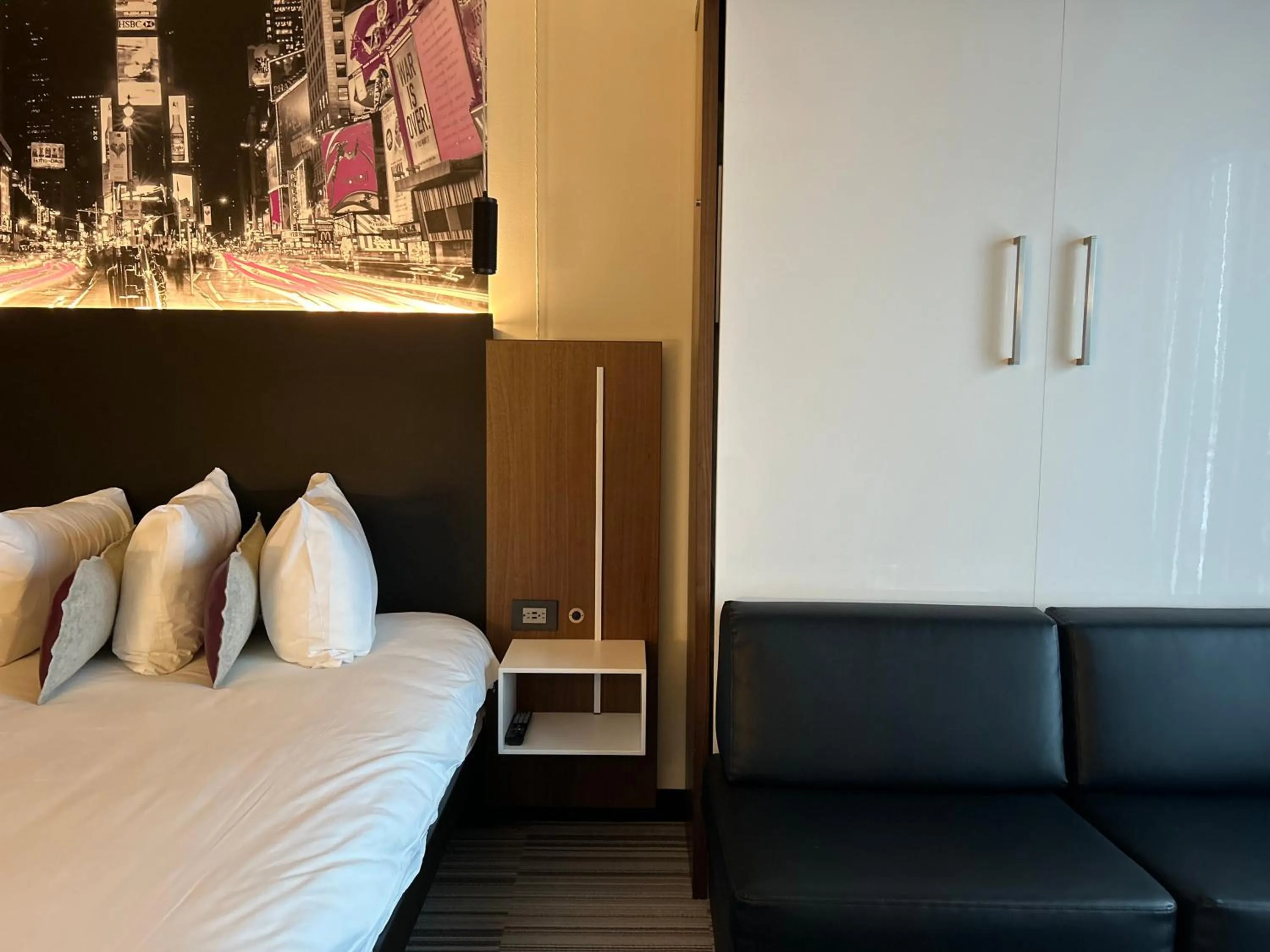 Bed in Grand Hotel TiMES Blainville-Mirabel