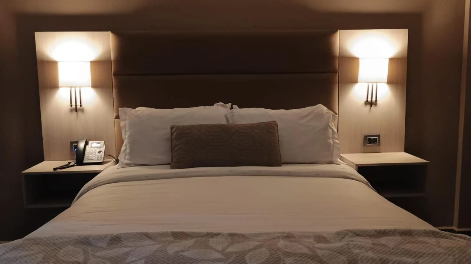 Bed in L'Aurora Inn