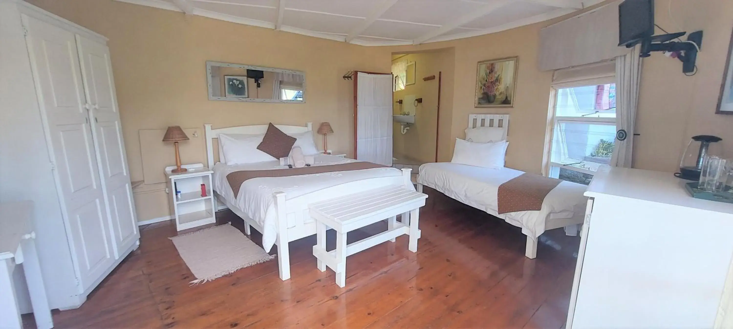 Double Room with Extra Bed - single occupancy in The Tops Double Room with Extra Bed - single occupancy in The Tops