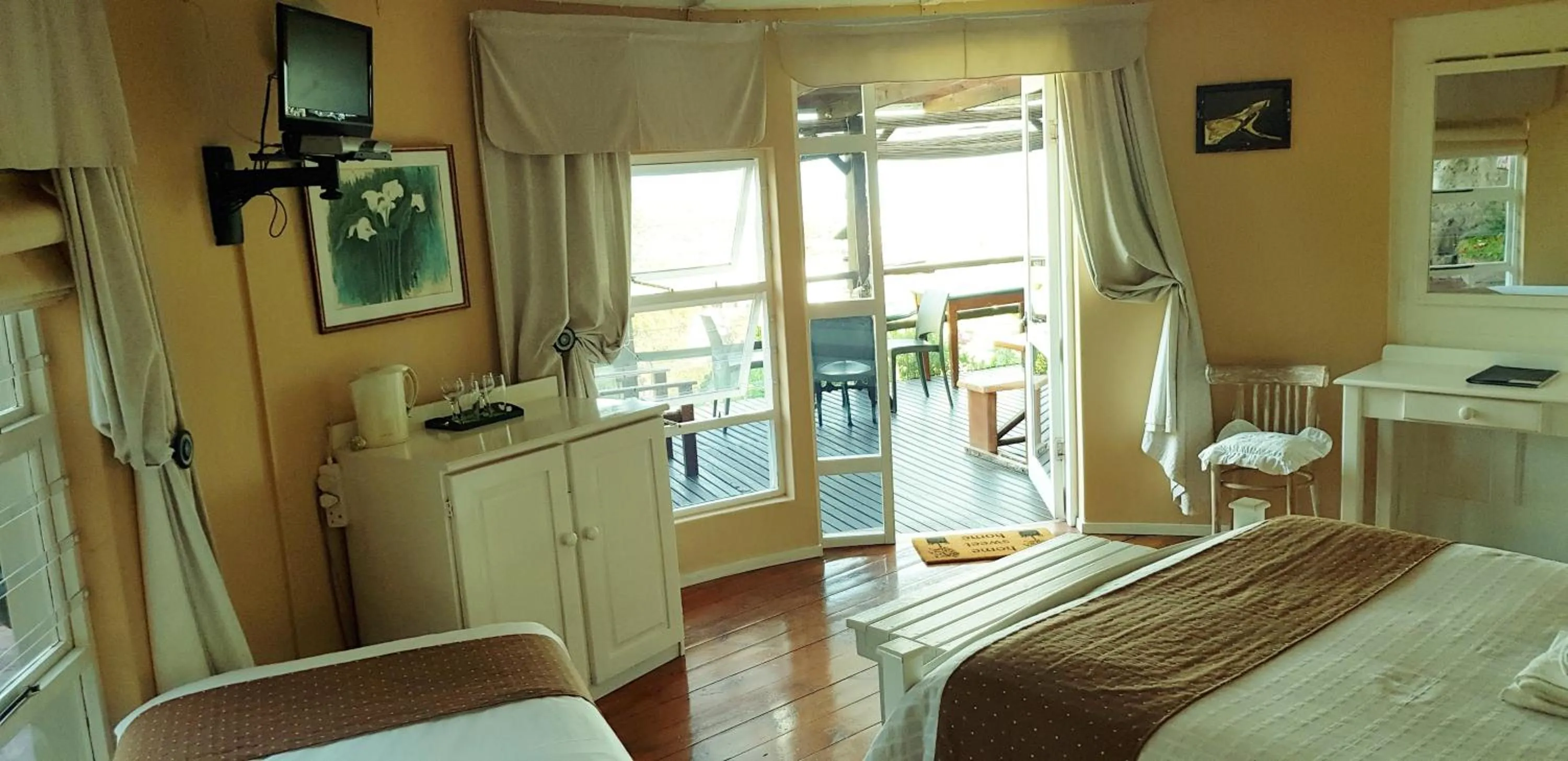 Photo of the whole room in The Tops