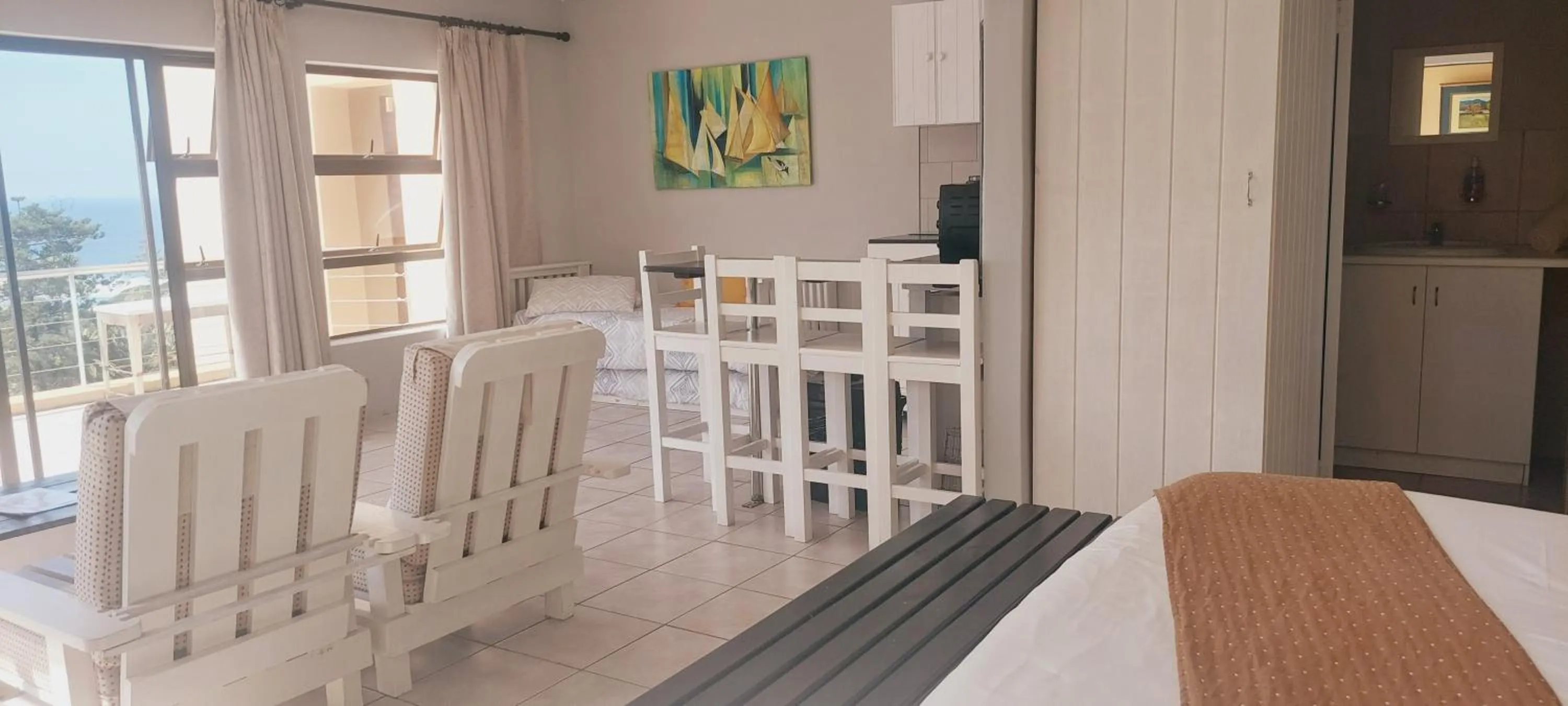 Seating area, Bed in The Tops