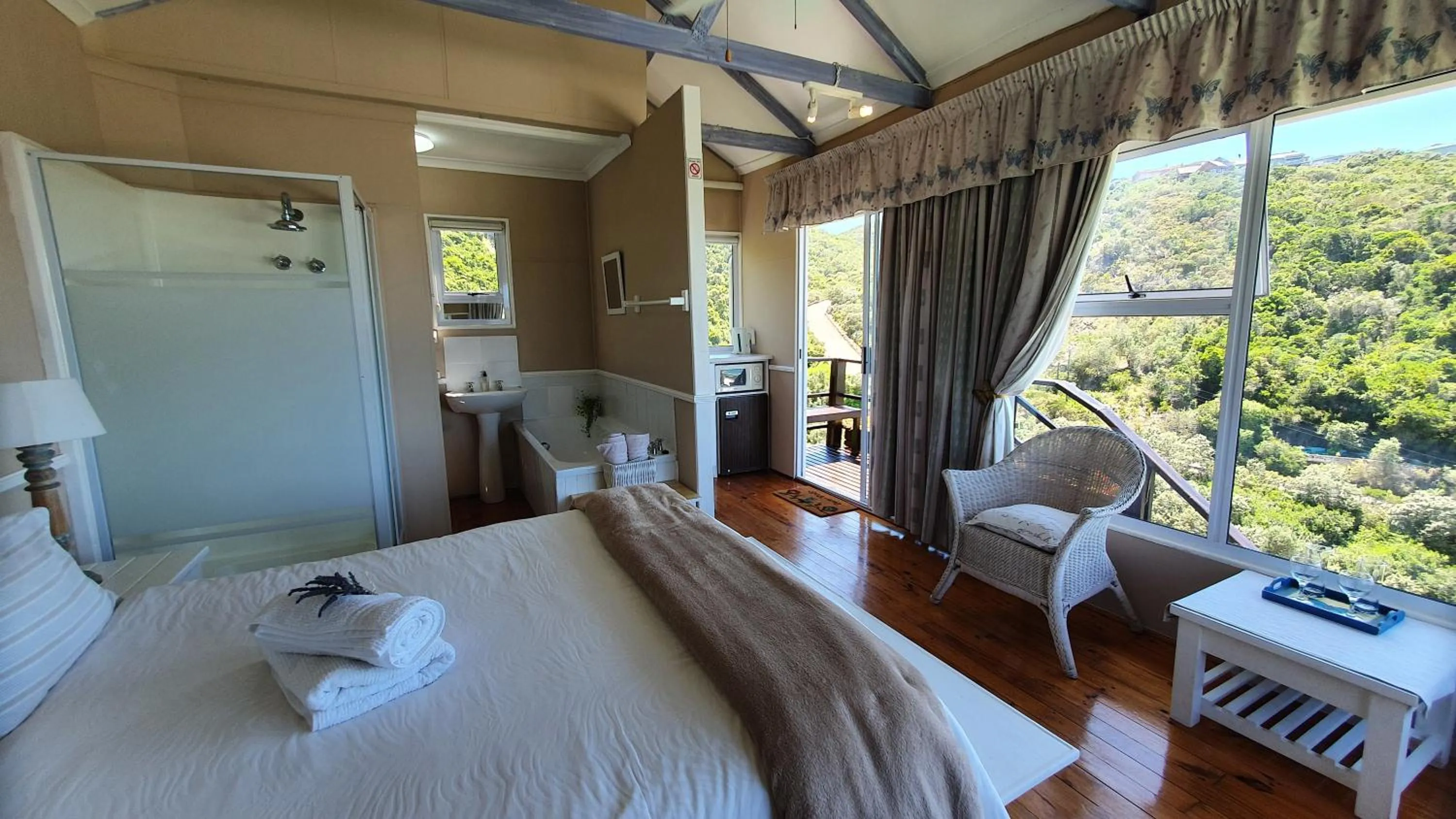 Bedroom, Bed in The Tops